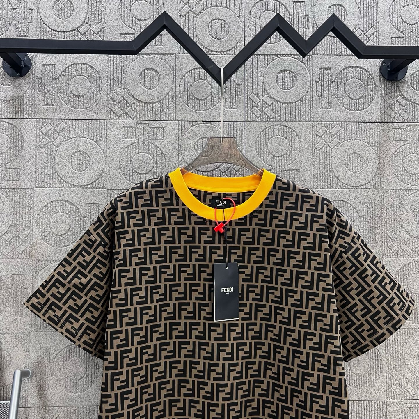  
FENDI 芬迪 老佛爷 双FF满印 拼色领 印花
Logo标识精致升级，灵感源自八十年代复古
原版