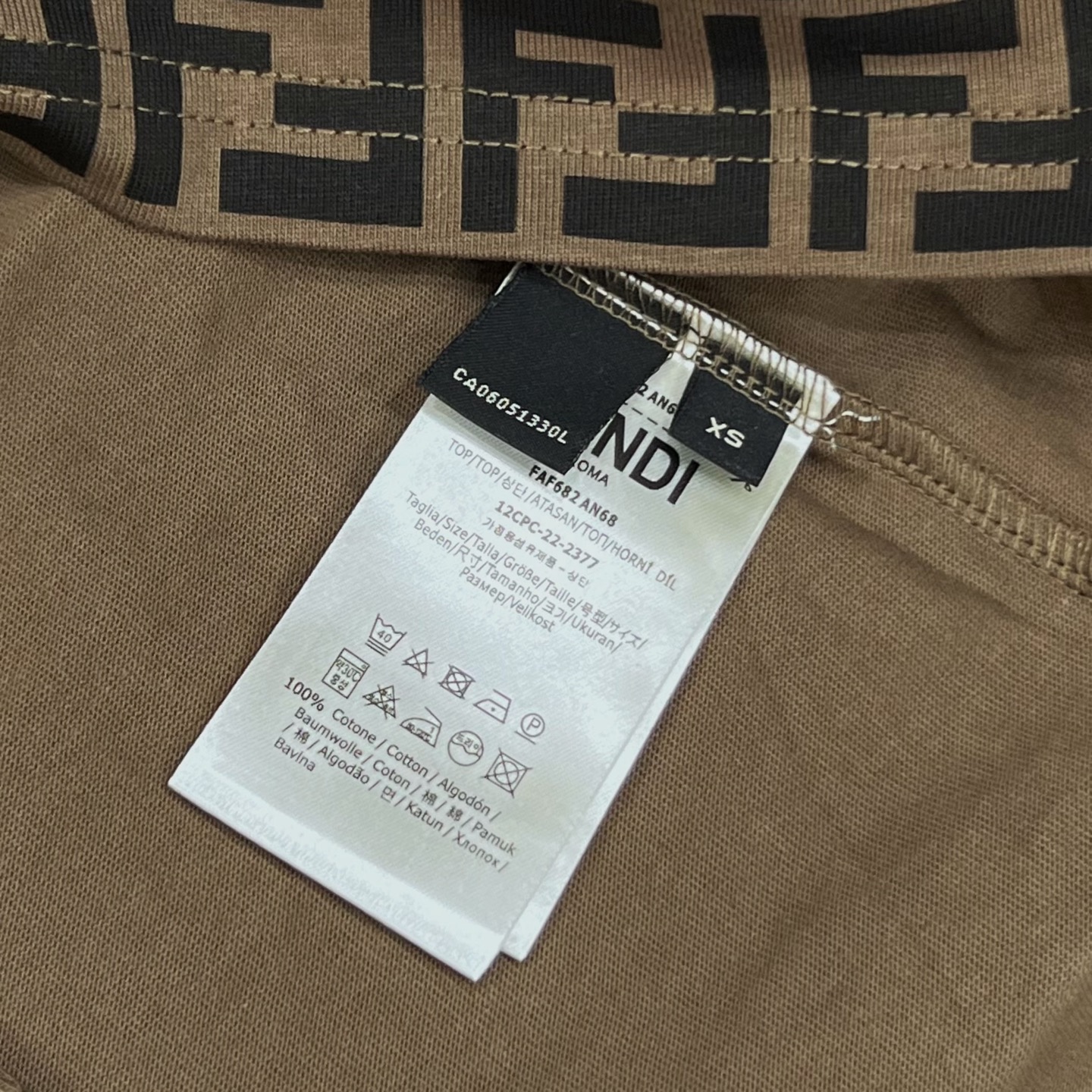  
FENDI 芬迪 老佛爷 双FF满印 拼色领 印花
Logo标识精致升级，灵感源自八十年代复古
原版