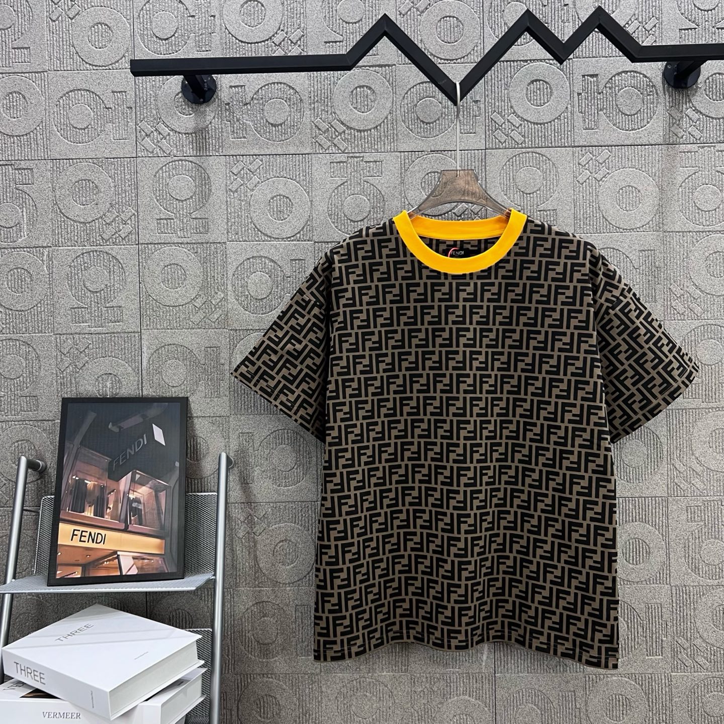  
FENDI 芬迪 老佛爷 双FF满印 拼色领 印花
Logo标识精致升级，灵感源自八十年代复古
原版