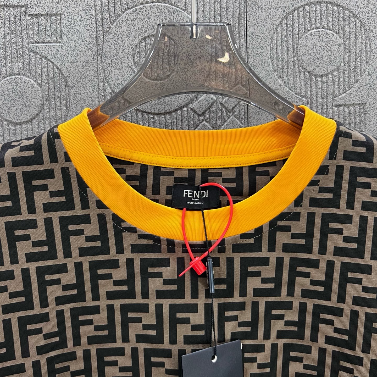  
FENDI 芬迪 老佛爷 双FF满印 拼色领 印花
Logo标识精致升级，灵感源自八十年代复古
原版