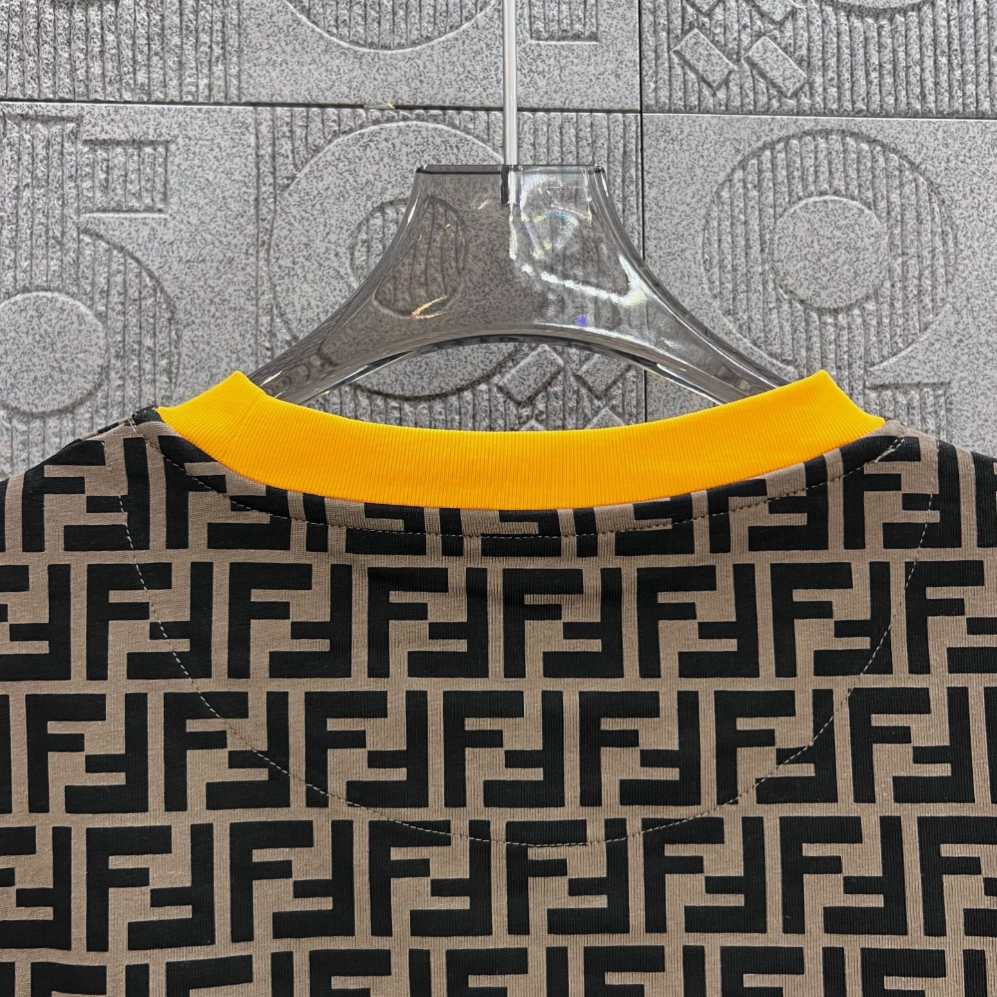  
FENDI 芬迪 老佛爷 双FF满印 拼色领 印花
Logo标识精致升级，灵感源自八十年代复古
原版