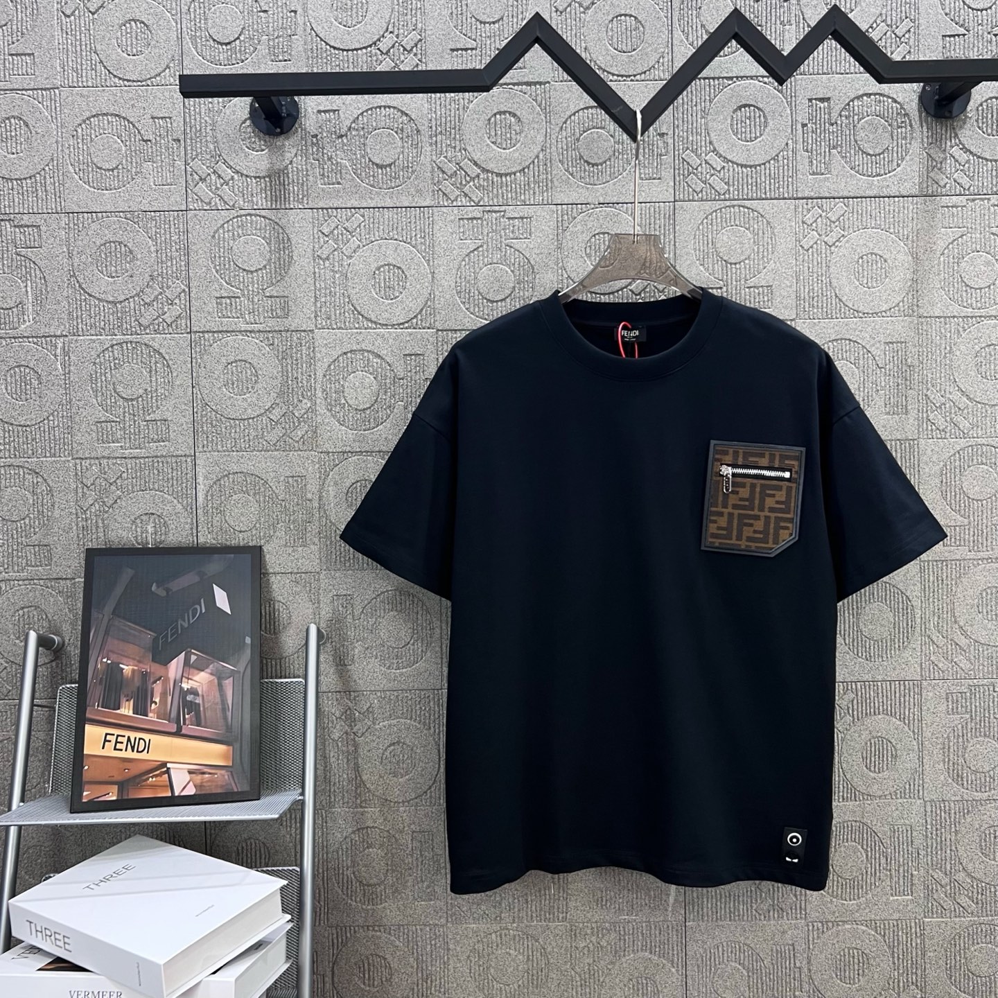    
FENDI 芬迪 小魔怪眼睛双FF拼皮拉链口袋
Logo标识精致升级，灵感源自八十年代复古
原版