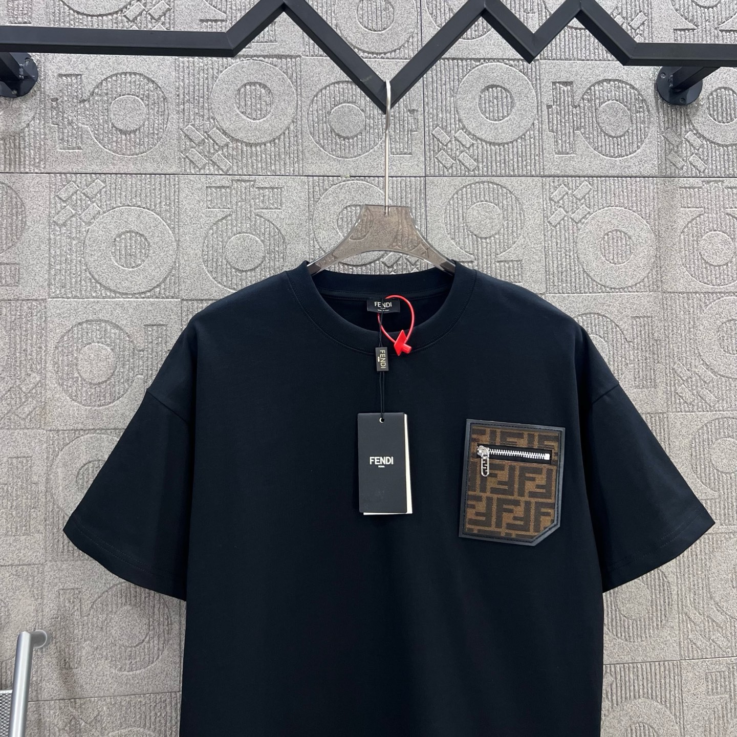    
FENDI 芬迪 小魔怪眼睛双FF拼皮拉链口袋
Logo标识精致升级，灵感源自八十年代复古
原版