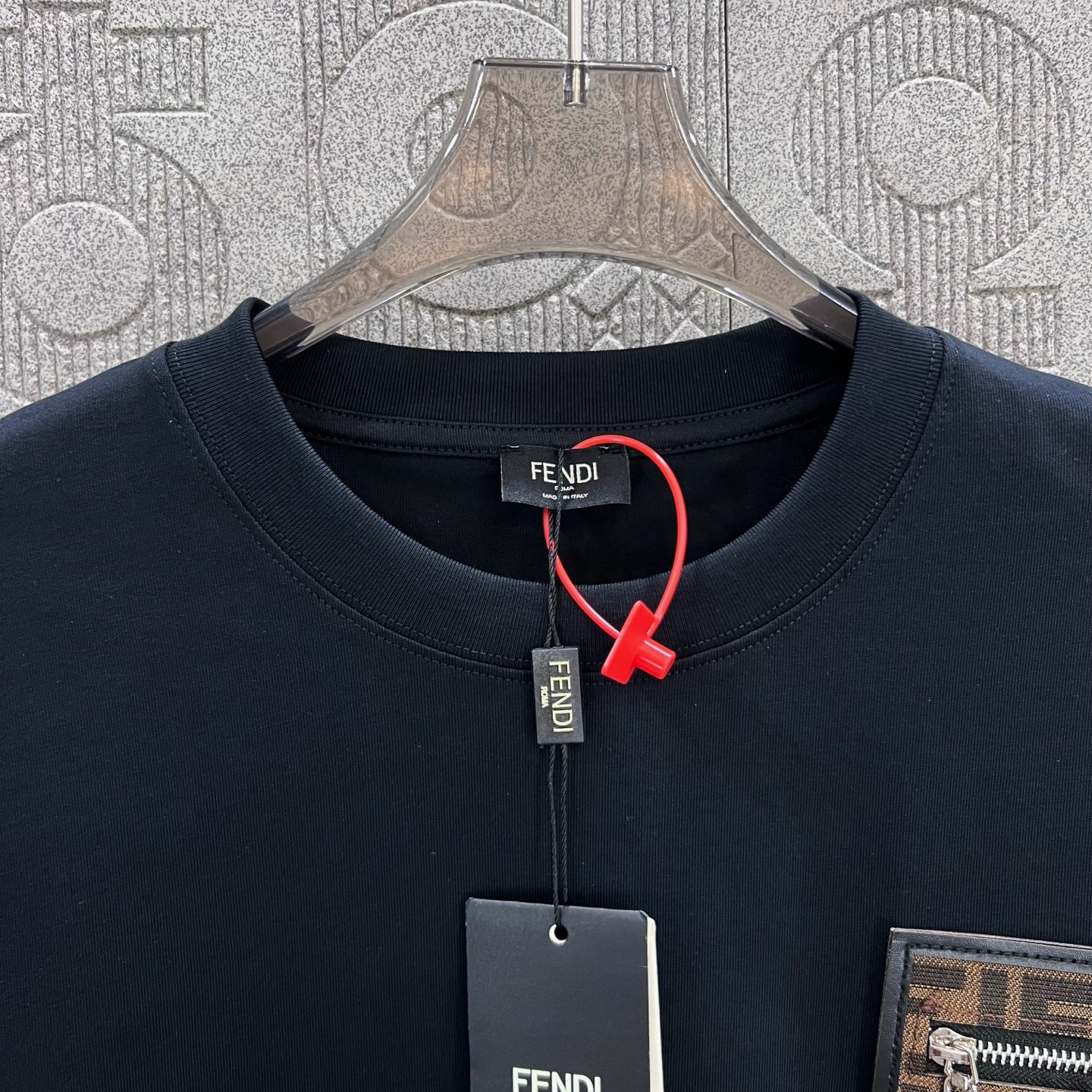    
FENDI 芬迪 小魔怪眼睛双FF拼皮拉链口袋
Logo标识精致升级，灵感源自八十年代复古
原版