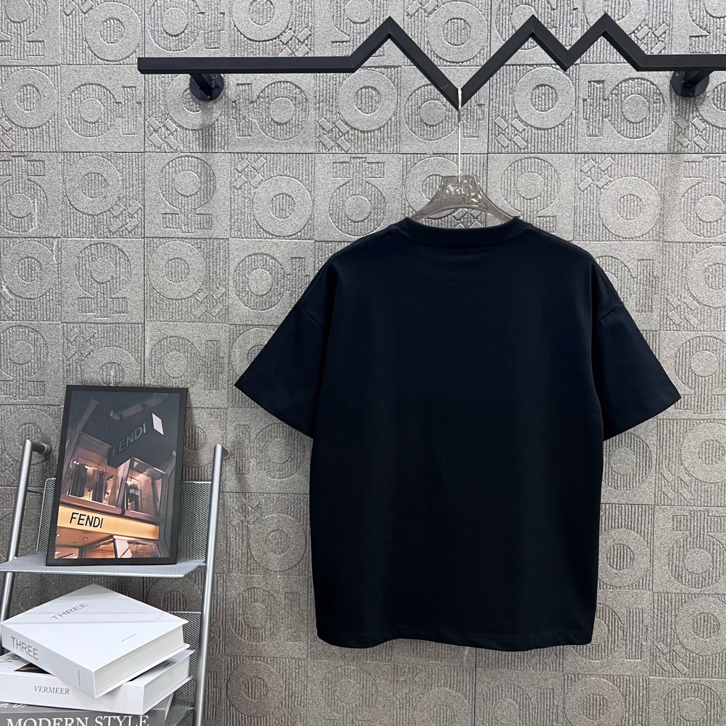    
FENDI 芬迪 小魔怪眼睛双FF拼皮拉链口袋
Logo标识精致升级，灵感源自八十年代复古
原版