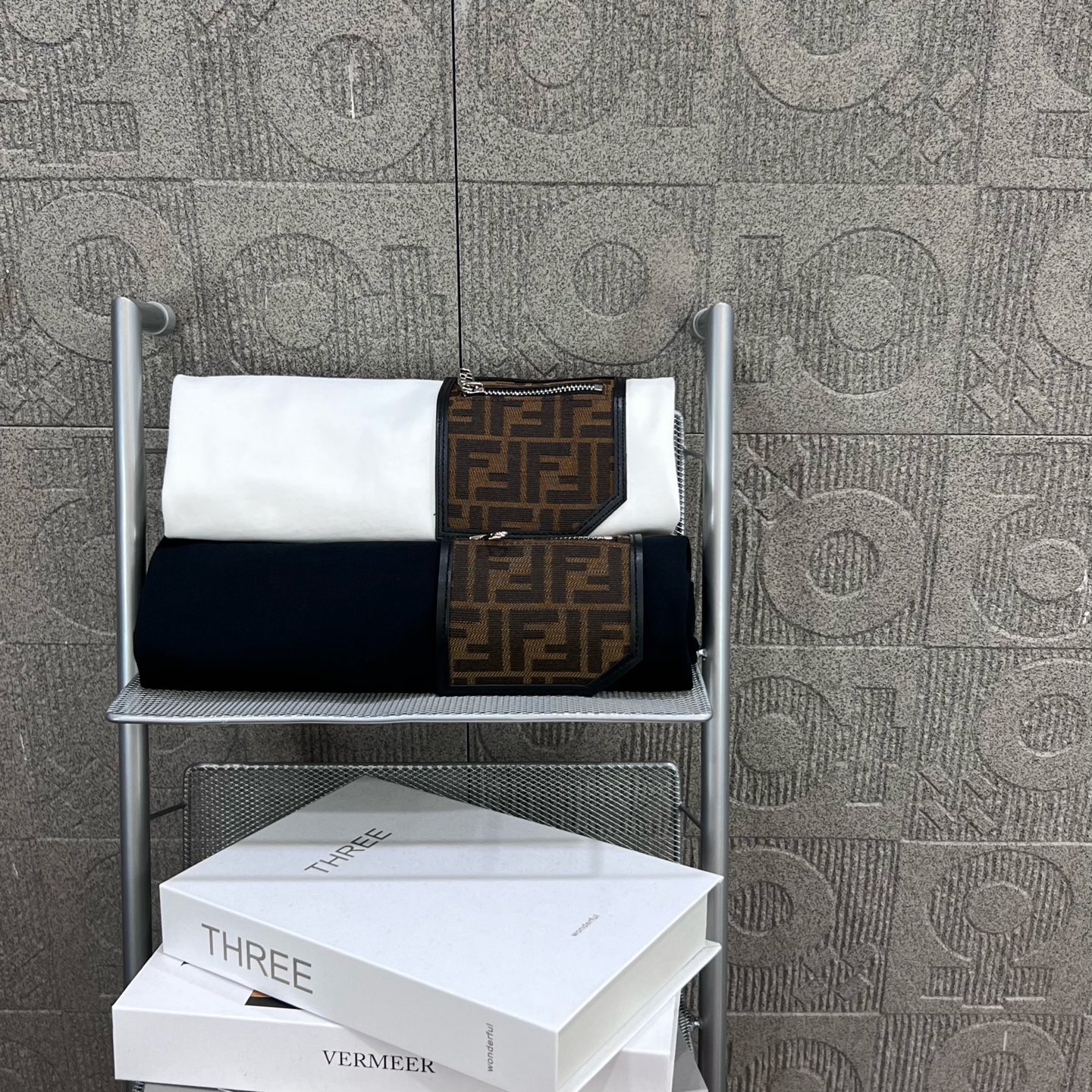    
FENDI 芬迪 小魔怪眼睛双FF拼皮拉链口袋
Logo标识精致升级，灵感源自八十年代复古
原版