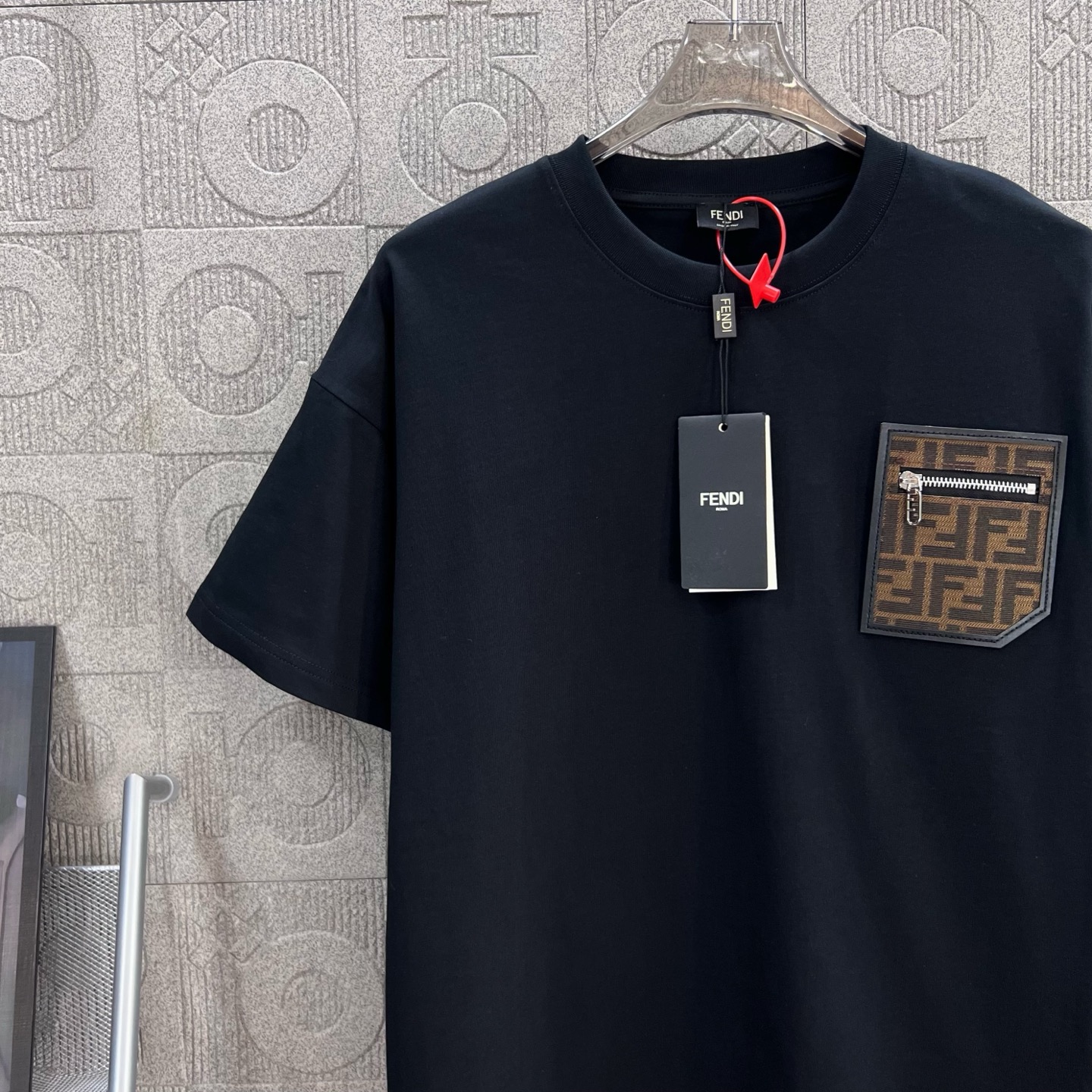    
FENDI 芬迪 小魔怪眼睛双FF拼皮拉链口袋
Logo标识精致升级，灵感源自八十年代复古
原版