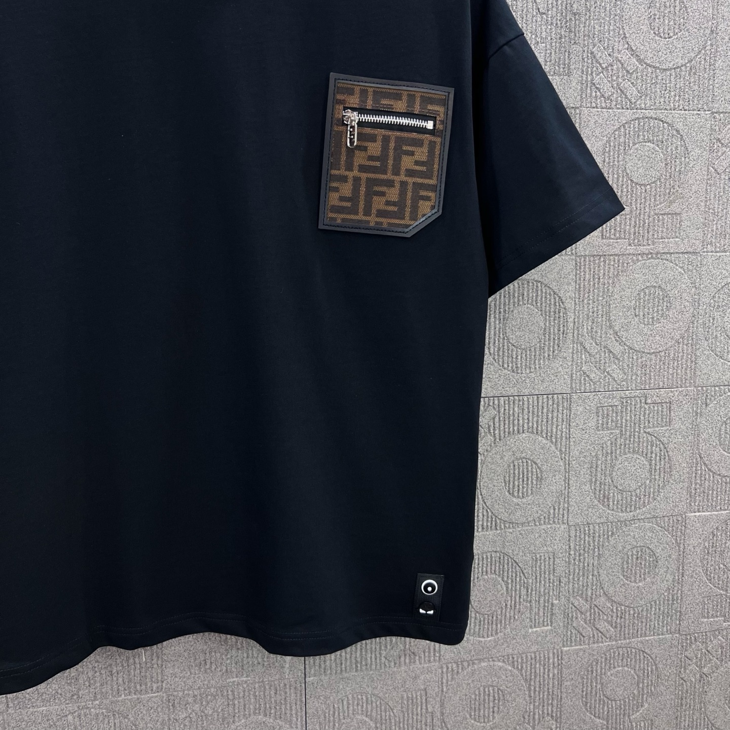    
FENDI 芬迪 小魔怪眼睛双FF拼皮拉链口袋
Logo标识精致升级，灵感源自八十年代复古
原版