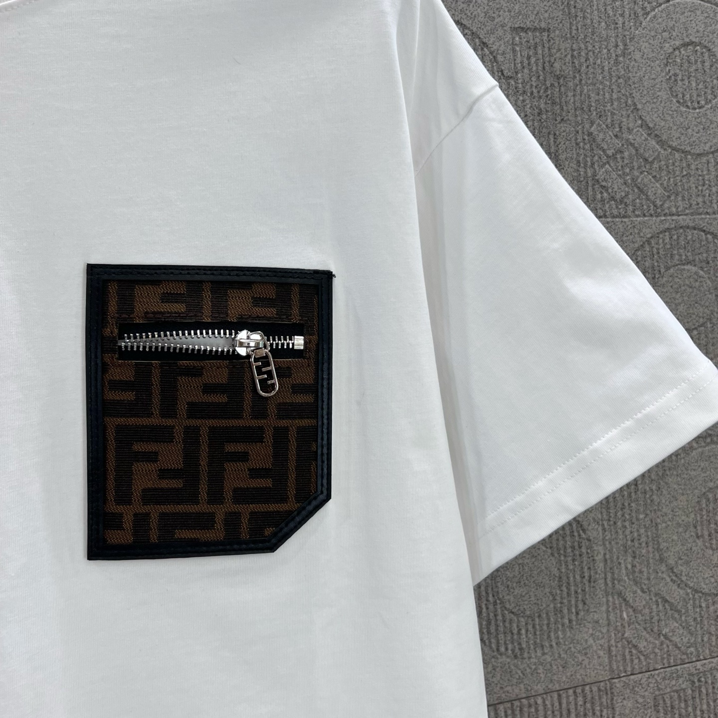    
FENDI 芬迪 小魔怪眼睛双FF拼皮拉链口袋
Logo标识精致升级，灵感源自八十年代复古
原版