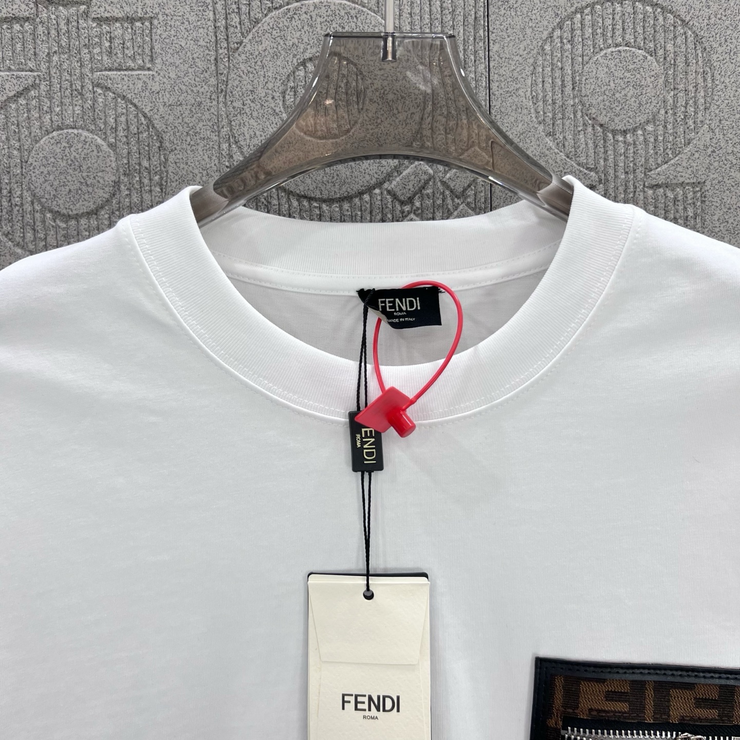    
FENDI 芬迪 小魔怪眼睛双FF拼皮拉链口袋
Logo标识精致升级，灵感源自八十年代复古
原版