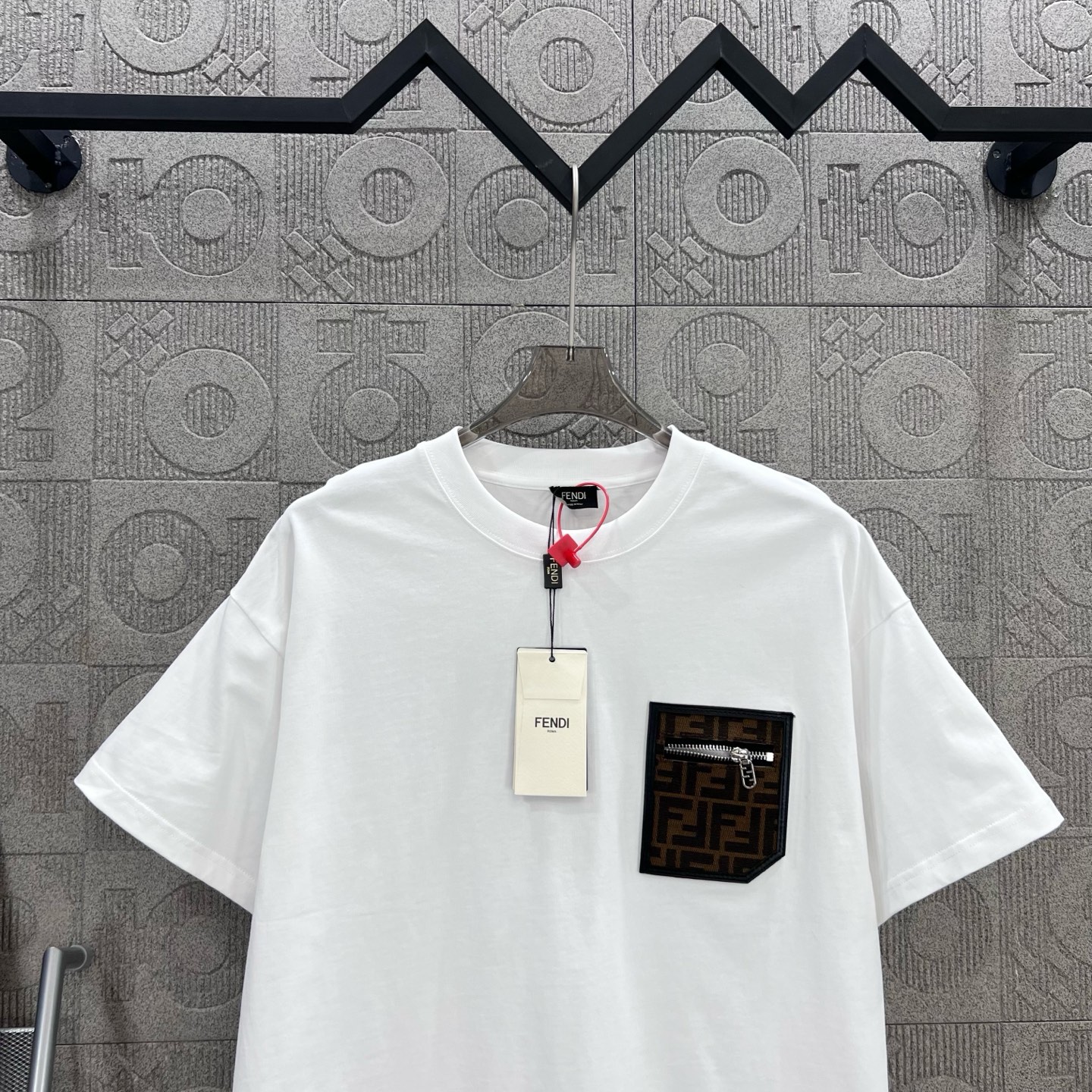    
FENDI 芬迪 小魔怪眼睛双FF拼皮拉链口袋
Logo标识精致升级，灵感源自八十年代复古
原版