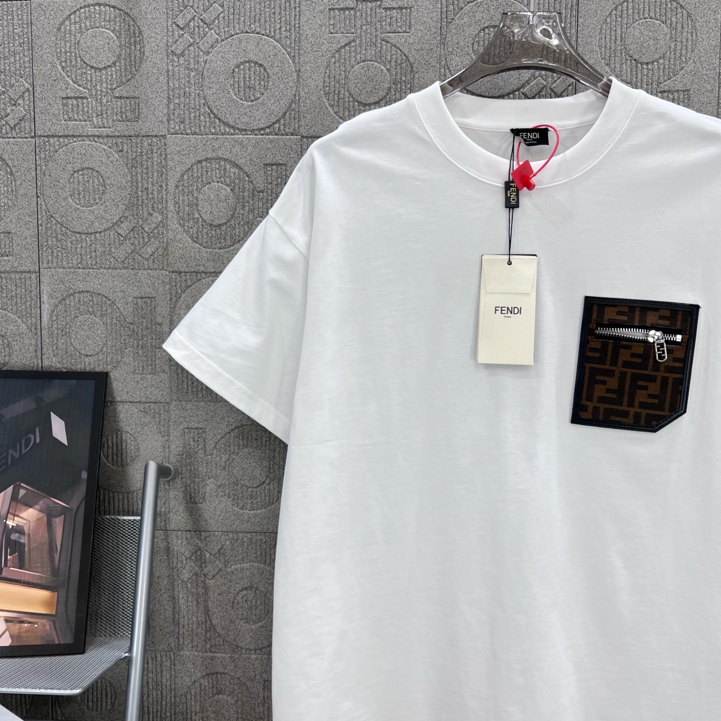    
FENDI 芬迪 小魔怪眼睛双FF拼皮拉链口袋
Logo标识精致升级，灵感源自八十年代复古
原版