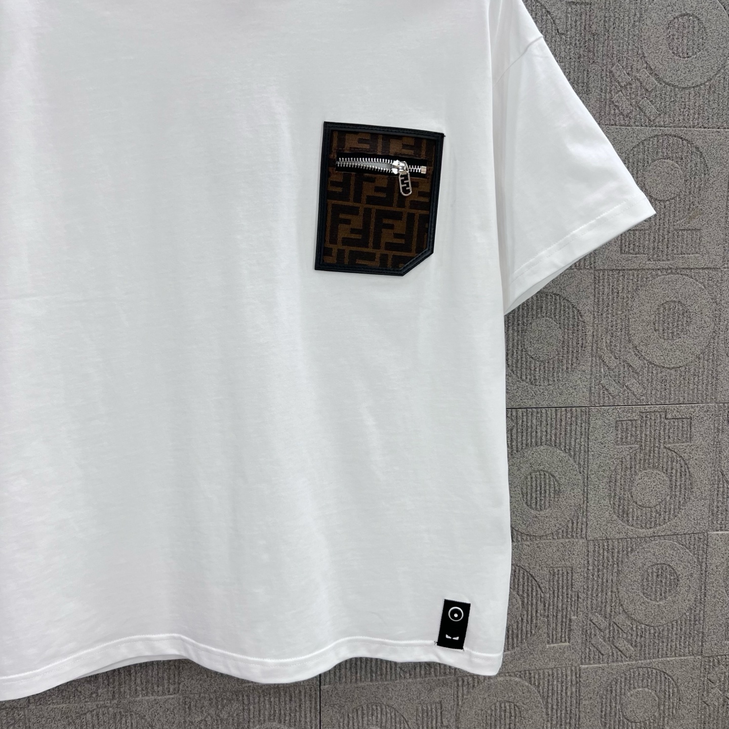    
FENDI 芬迪 小魔怪眼睛双FF拼皮拉链口袋
Logo标识精致升级，灵感源自八十年代复古
原版