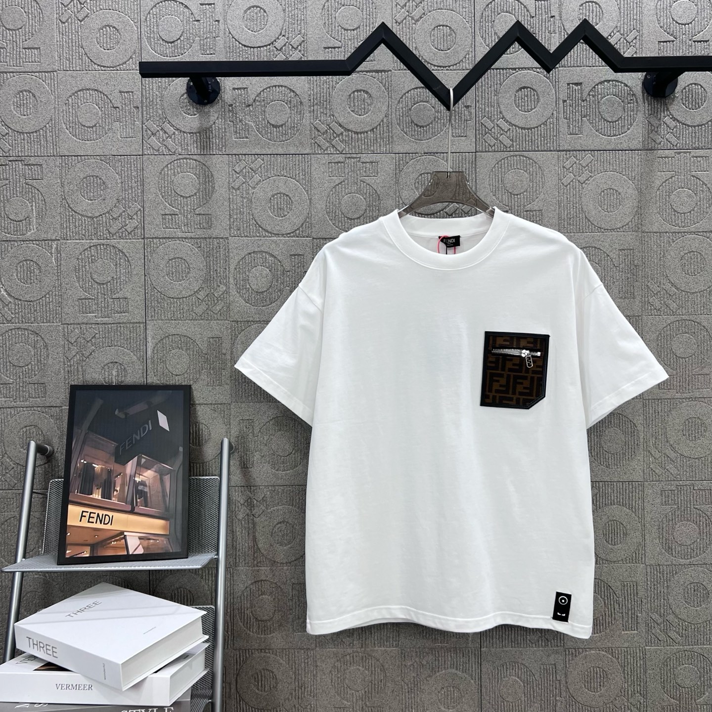    
FENDI 芬迪 小魔怪眼睛双FF拼皮拉链口袋
Logo标识精致升级，灵感源自八十年代复古
原版
