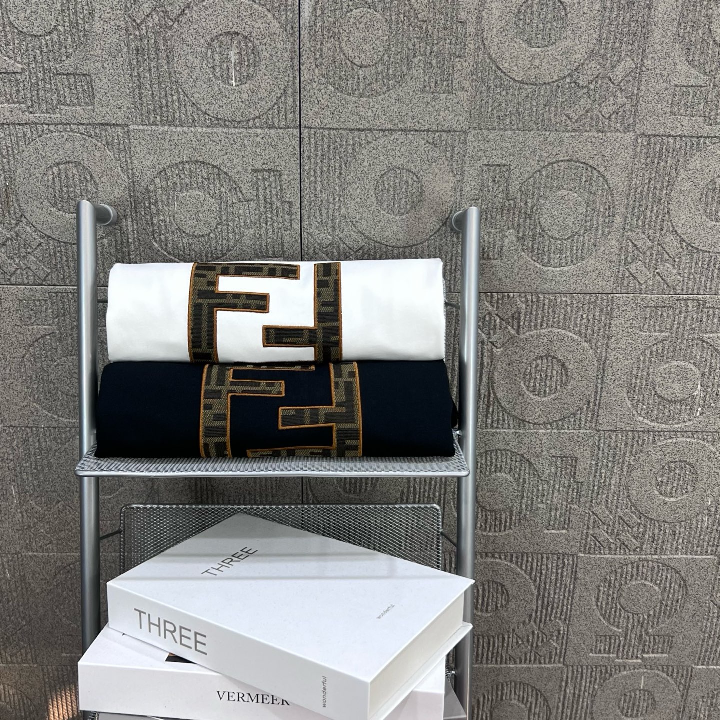    
FENDI 芬迪 双FF字母贴布刺绣🪡
Logo标识精致升级，灵感源自八十年代复古
原版面料 官