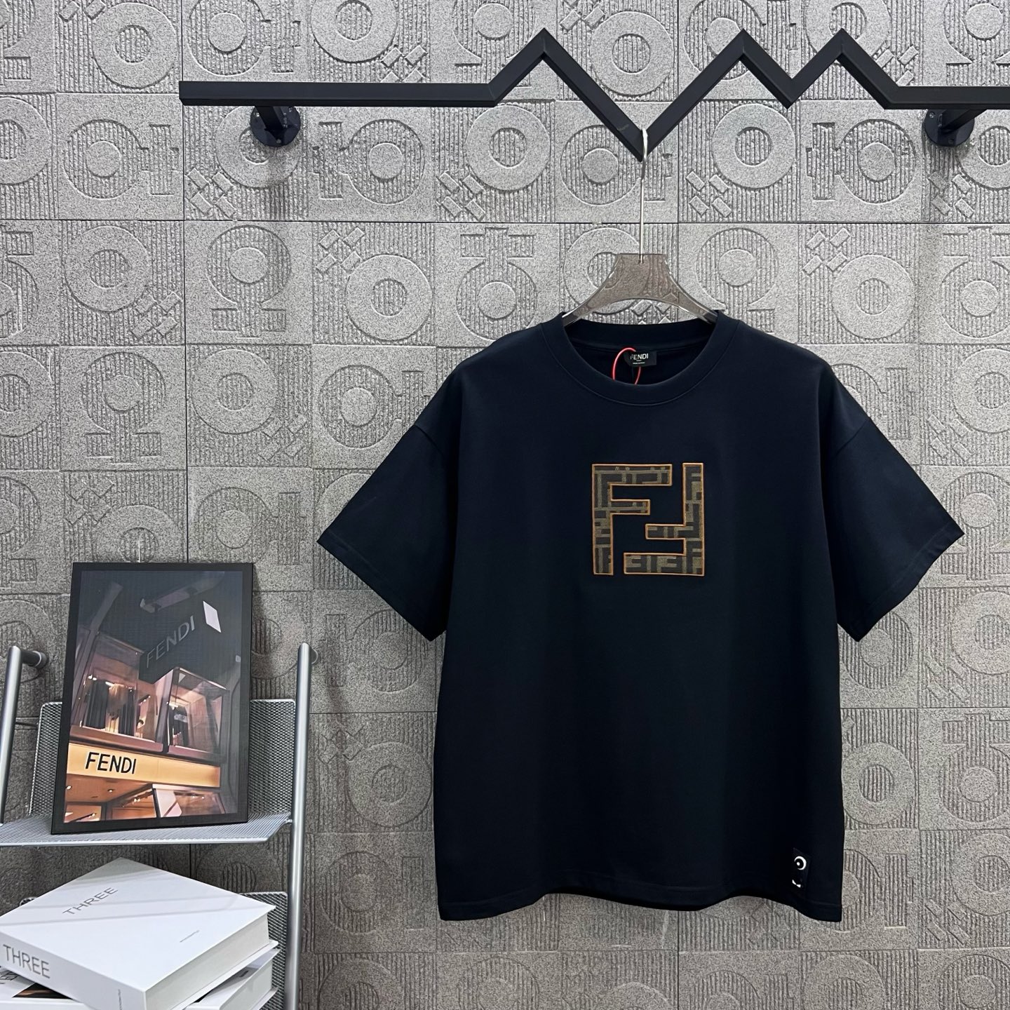    
FENDI 芬迪 双FF字母贴布刺绣🪡
Logo标识精致升级，灵感源自八十年代复古
原版面料 官