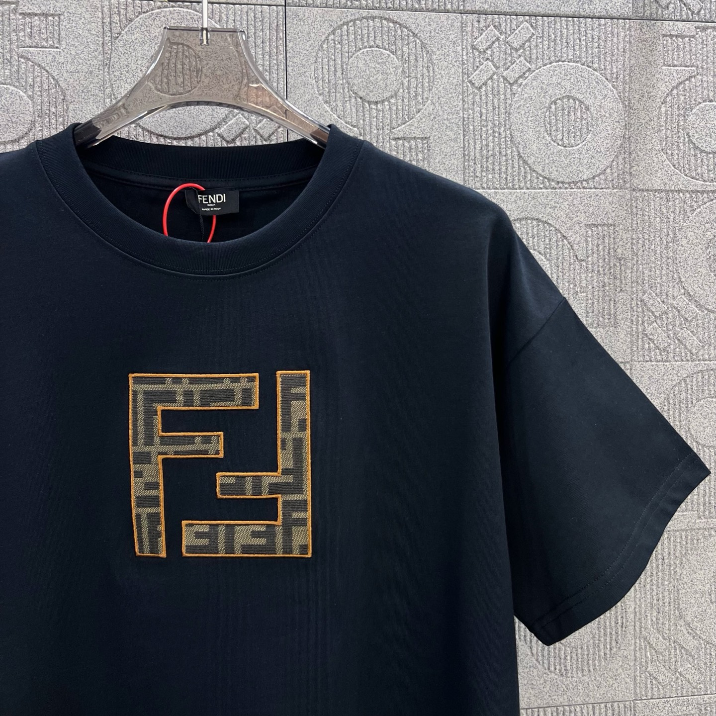    
FENDI 芬迪 双FF字母贴布刺绣🪡
Logo标识精致升级，灵感源自八十年代复古
原版面料 官