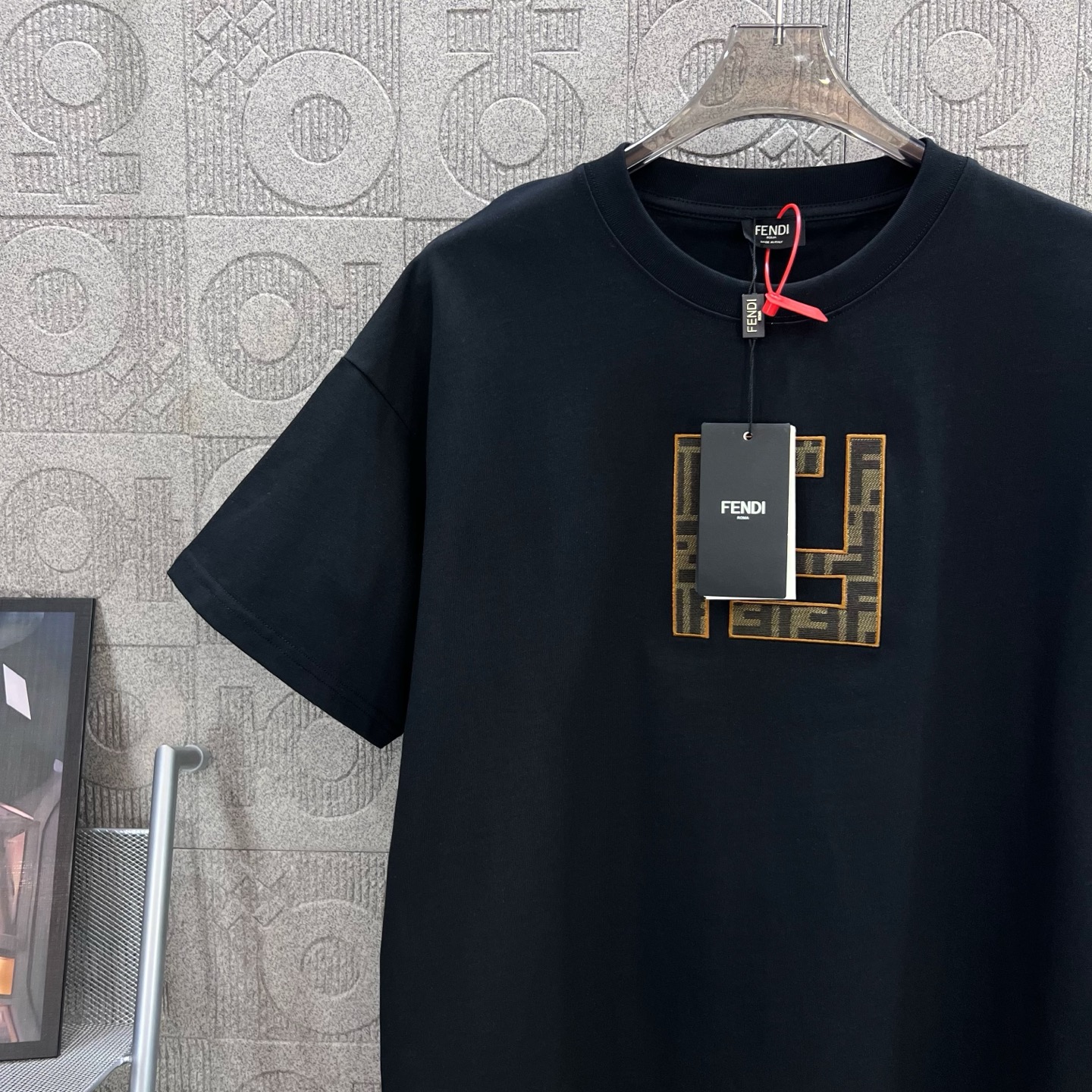    
FENDI 芬迪 双FF字母贴布刺绣🪡
Logo标识精致升级，灵感源自八十年代复古
原版面料 官