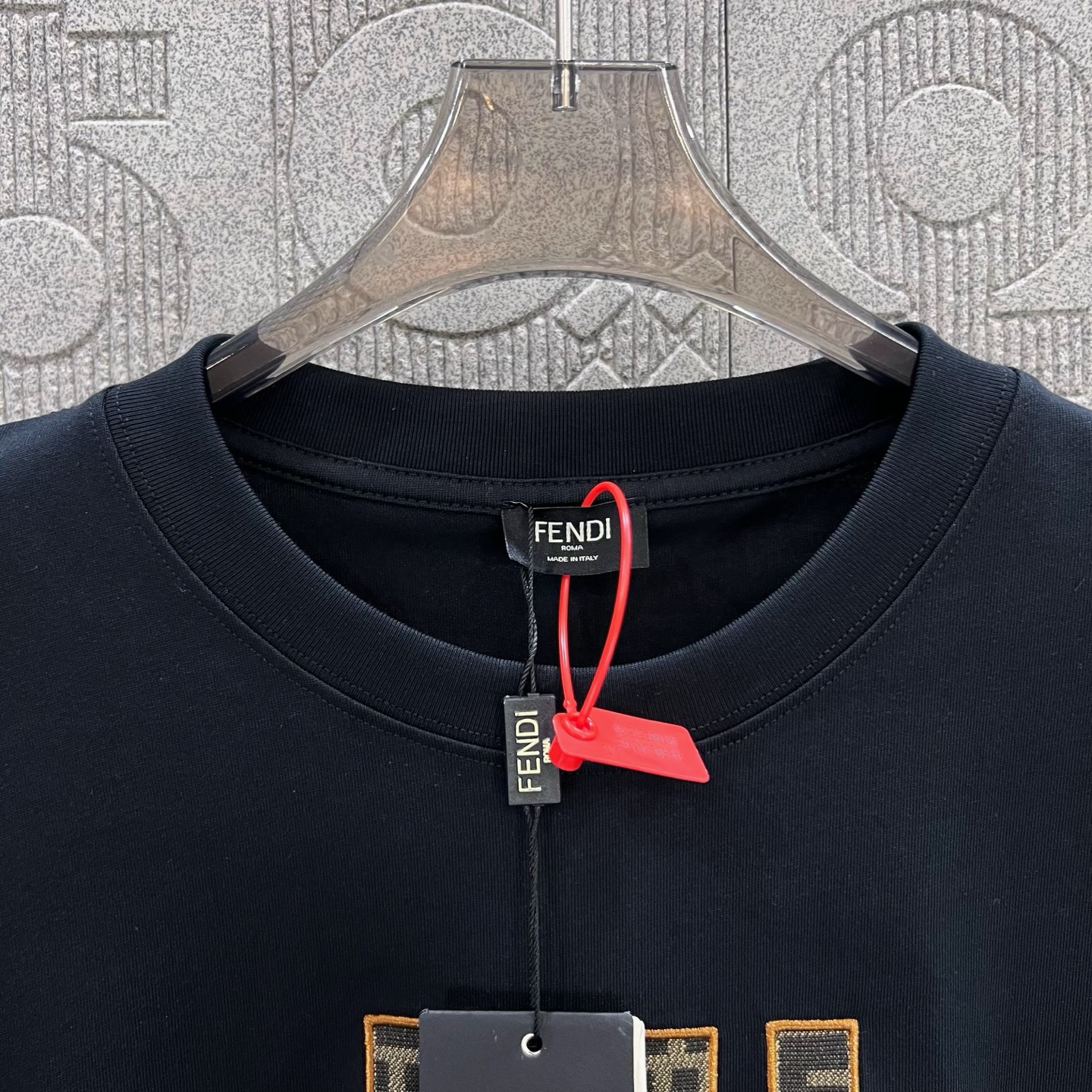    
FENDI 芬迪 双FF字母贴布刺绣🪡
Logo标识精致升级，灵感源自八十年代复古
原版面料 官