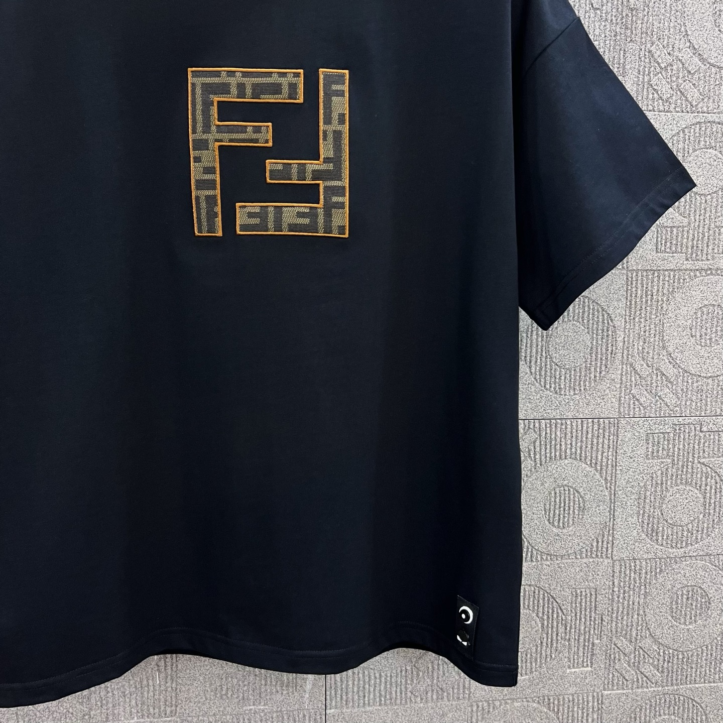   
FENDI 芬迪 双FF字母贴布刺绣🪡
Logo标识精致升级，灵感源自八十年代复古
原版面料 官