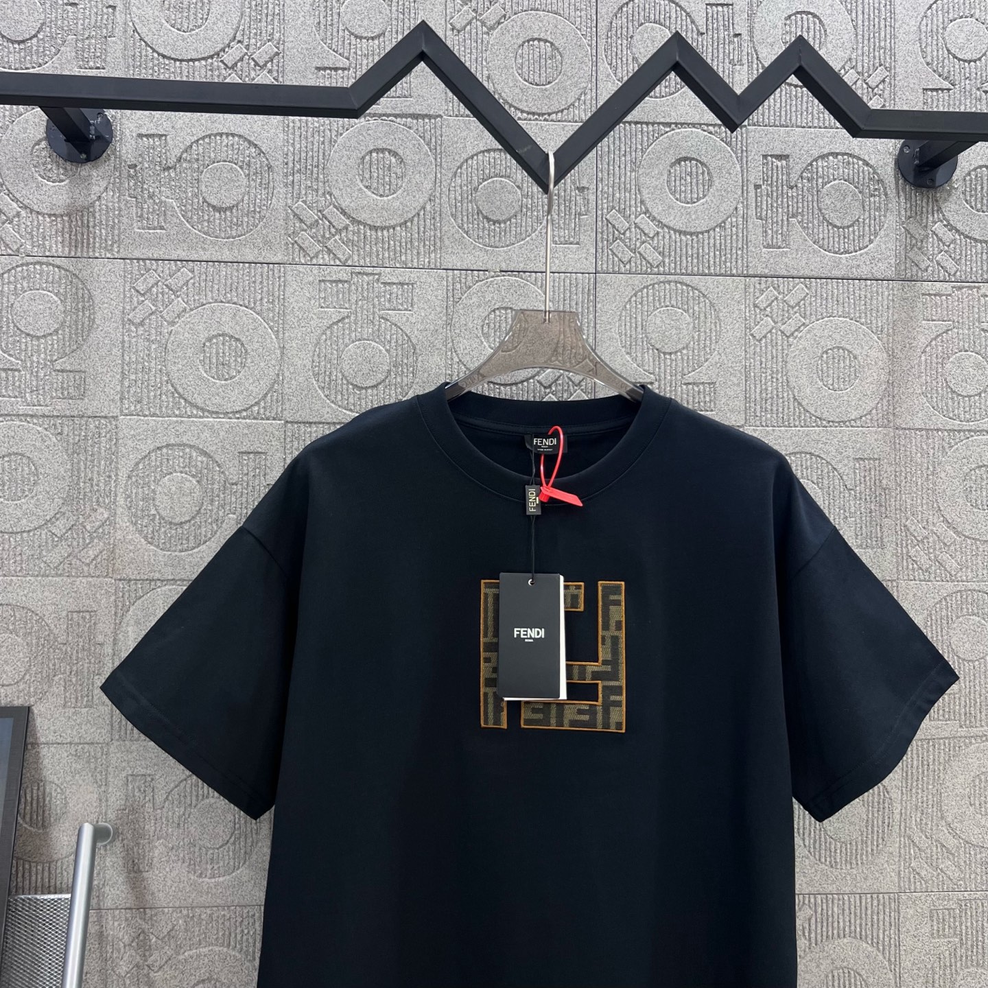    
FENDI 芬迪 双FF字母贴布刺绣🪡
Logo标识精致升级，灵感源自八十年代复古
原版面料 官
