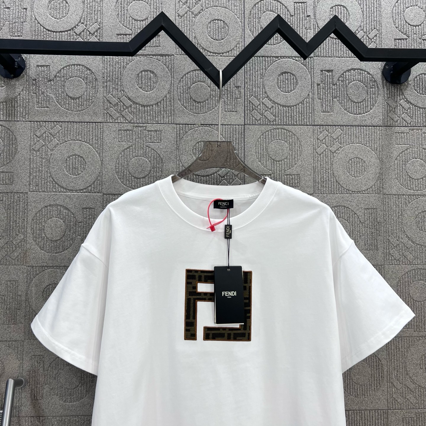    
FENDI 芬迪 双FF字母贴布刺绣🪡
Logo标识精致升级，灵感源自八十年代复古
原版面料 官