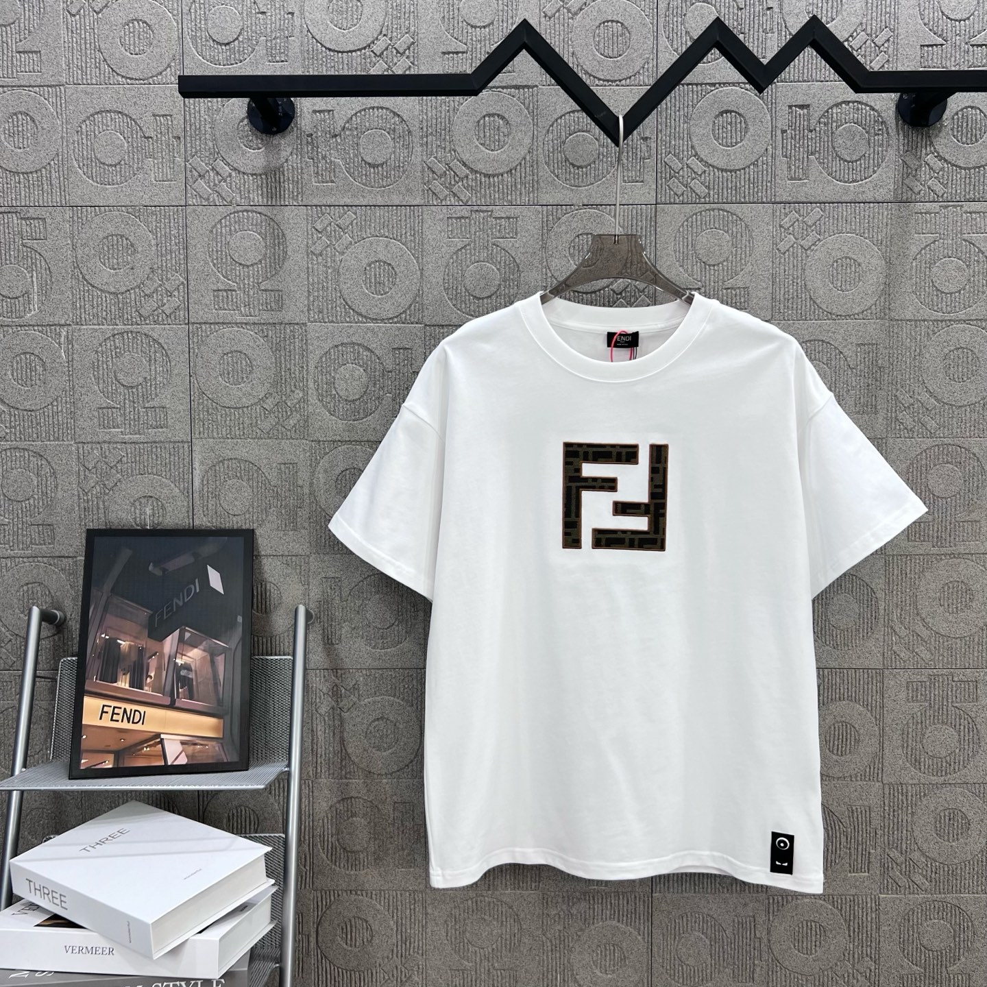    
FENDI 芬迪 双FF字母贴布刺绣🪡
Logo标识精致升级，灵感源自八十年代复古
原版面料 官