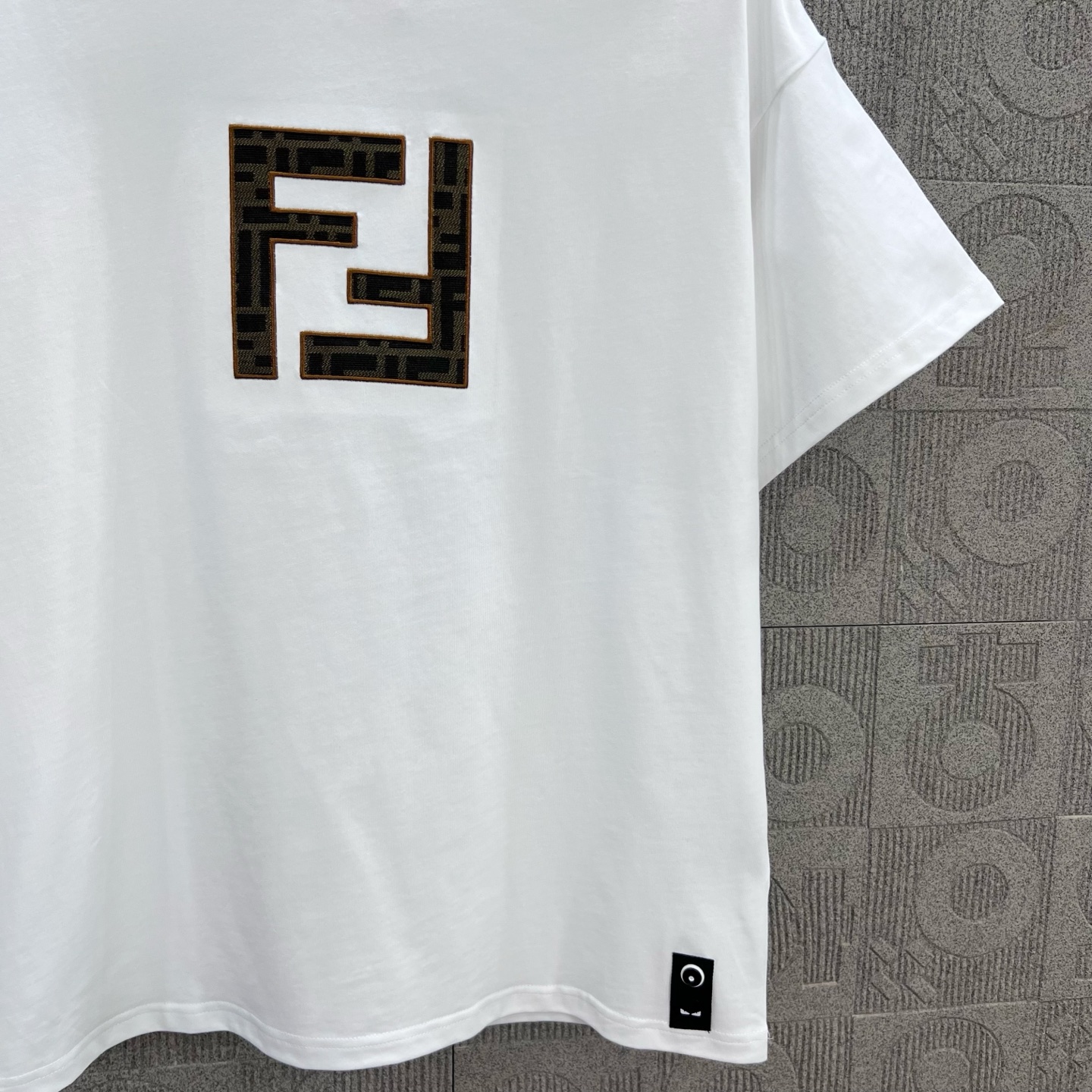    
FENDI 芬迪 双FF字母贴布刺绣🪡
Logo标识精致升级，灵感源自八十年代复古
原版面料 官