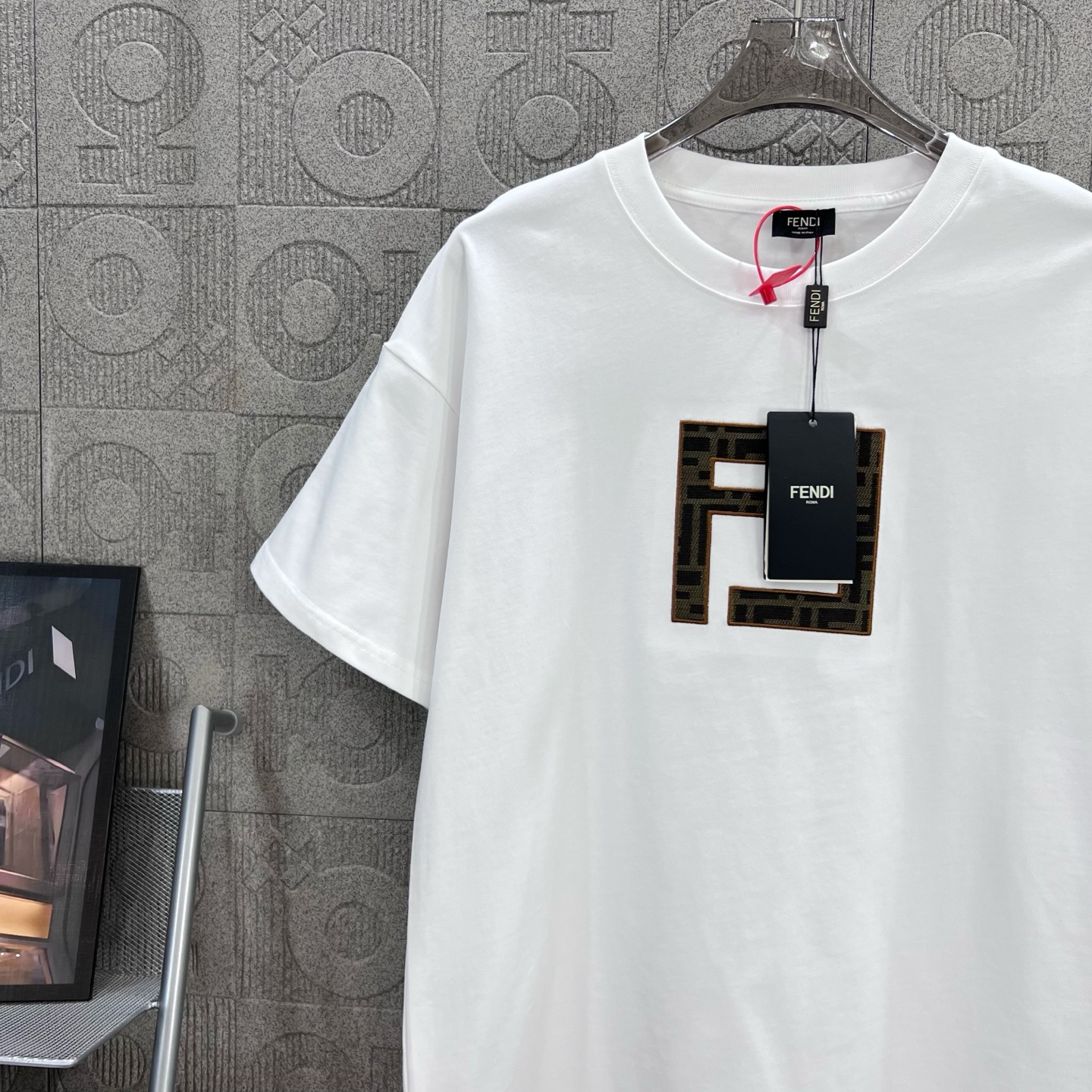    
FENDI 芬迪 双FF字母贴布刺绣🪡
Logo标识精致升级，灵感源自八十年代复古
原版面料 官