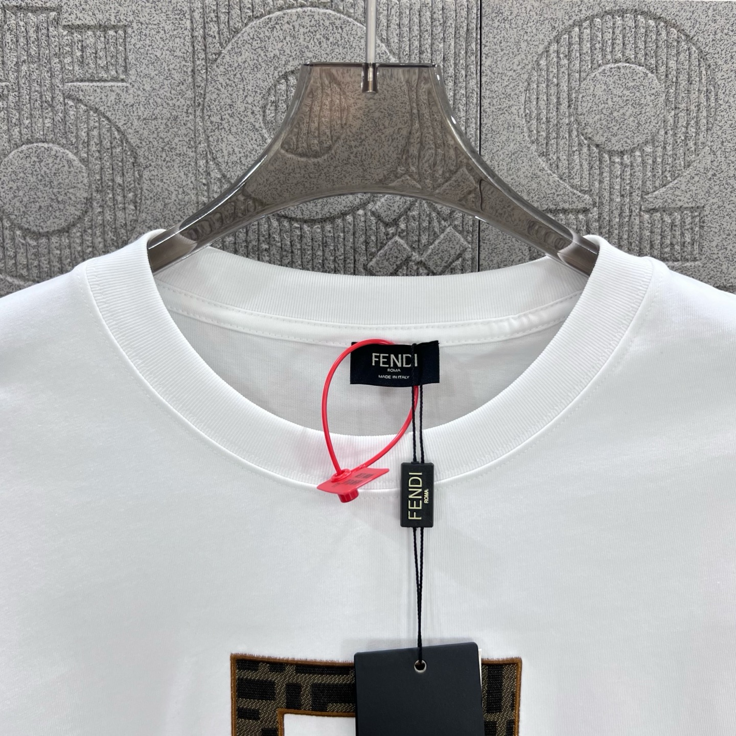    
FENDI 芬迪 双FF字母贴布刺绣🪡
Logo标识精致升级，灵感源自八十年代复古
原版面料 官