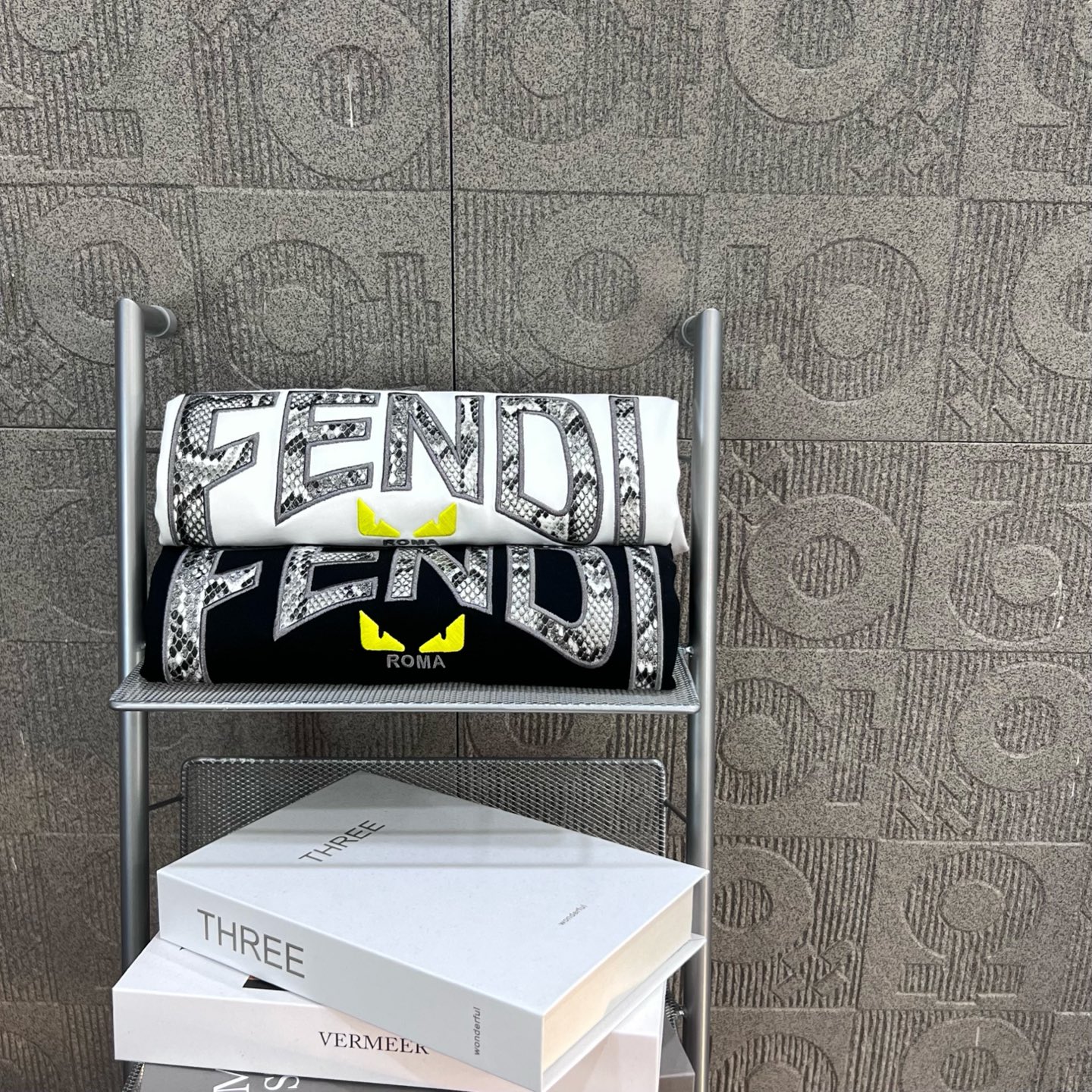    
FENDI 芬迪 双FF蛇纹拼布刺绣🪡
Logo标识精致升级，灵感源自八十年代复古
原版面料 官