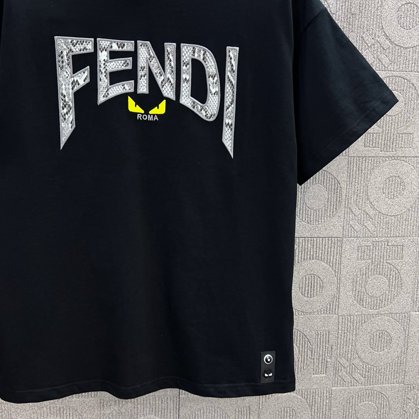    
FENDI 芬迪 双FF蛇纹拼布刺绣🪡
Logo标识精致升级，灵感源自八十年代复古
原版面料 官