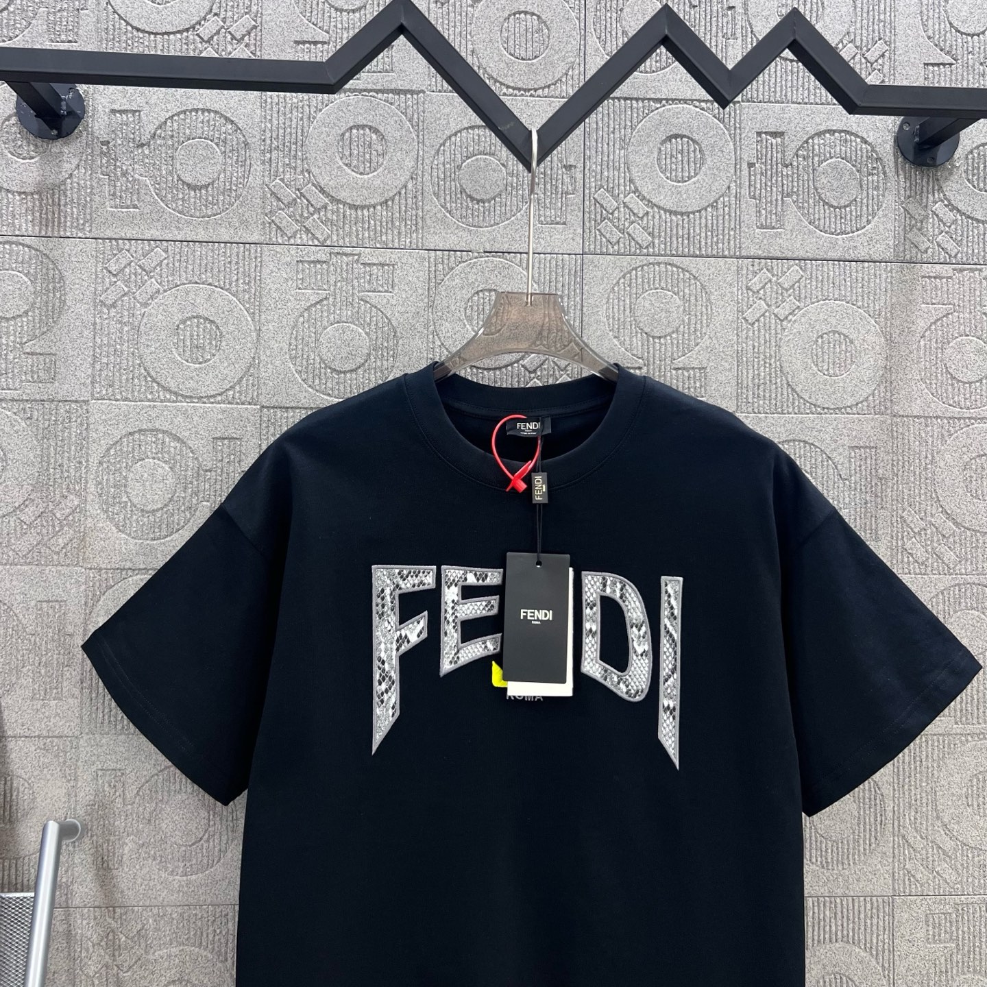    
FENDI 芬迪 双FF蛇纹拼布刺绣🪡
Logo标识精致升级，灵感源自八十年代复古
原版面料 官
