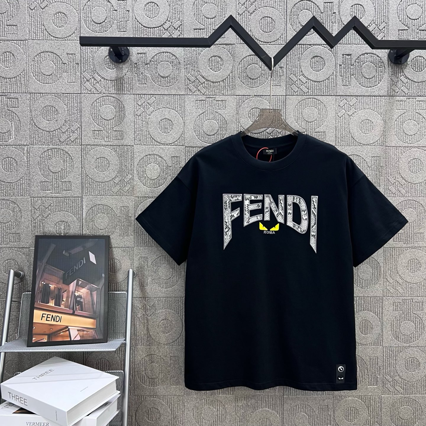    
FENDI 芬迪 双FF蛇纹拼布刺绣🪡
Logo标识精致升级，灵感源自八十年代复古
原版面料 官