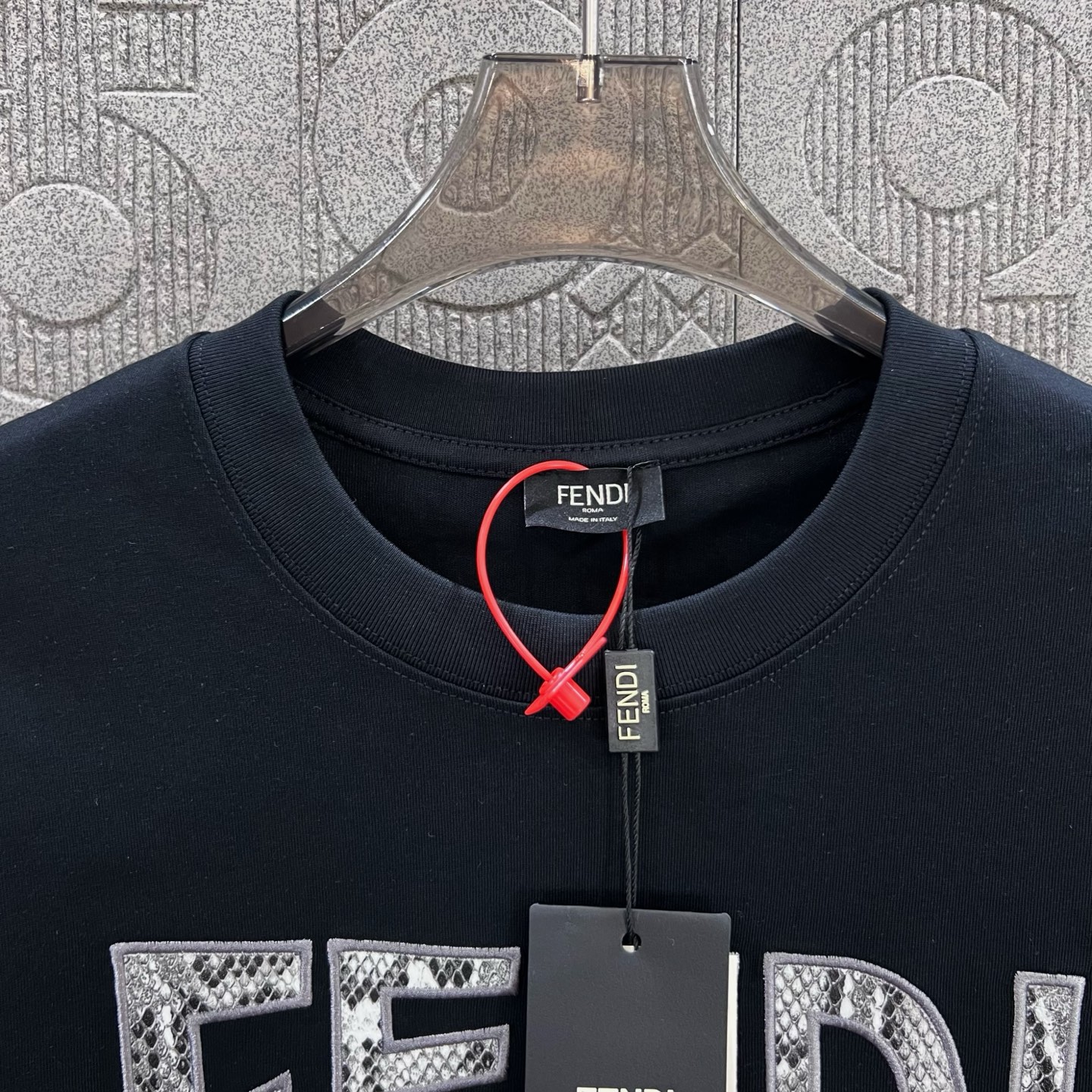    
FENDI 芬迪 双FF蛇纹拼布刺绣🪡
Logo标识精致升级，灵感源自八十年代复古
原版面料 官
