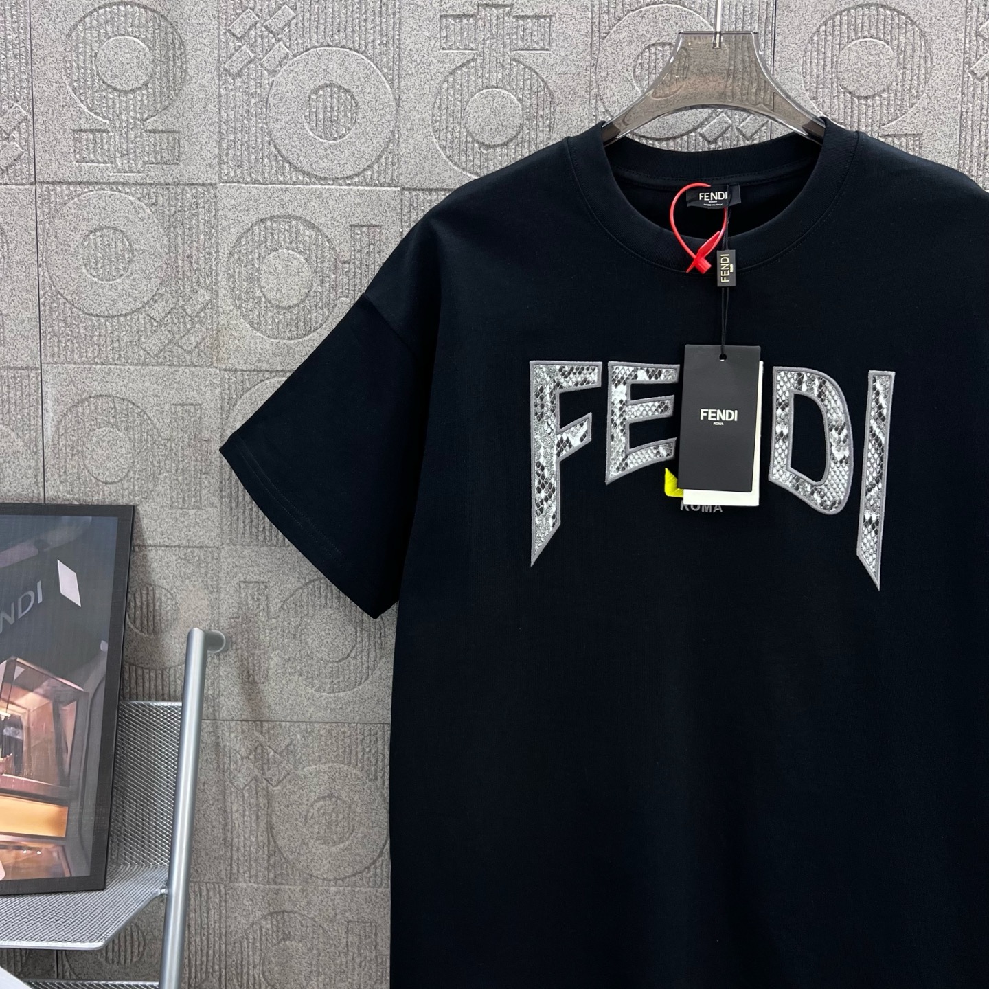    
FENDI 芬迪 双FF蛇纹拼布刺绣🪡
Logo标识精致升级，灵感源自八十年代复古
原版面料 官