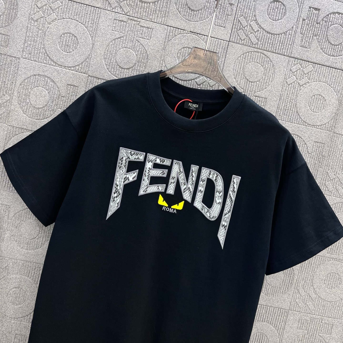   
FENDI 芬迪 双FF蛇纹拼布刺绣🪡
Logo标识精致升级，灵感源自八十年代复古
原版面料 官