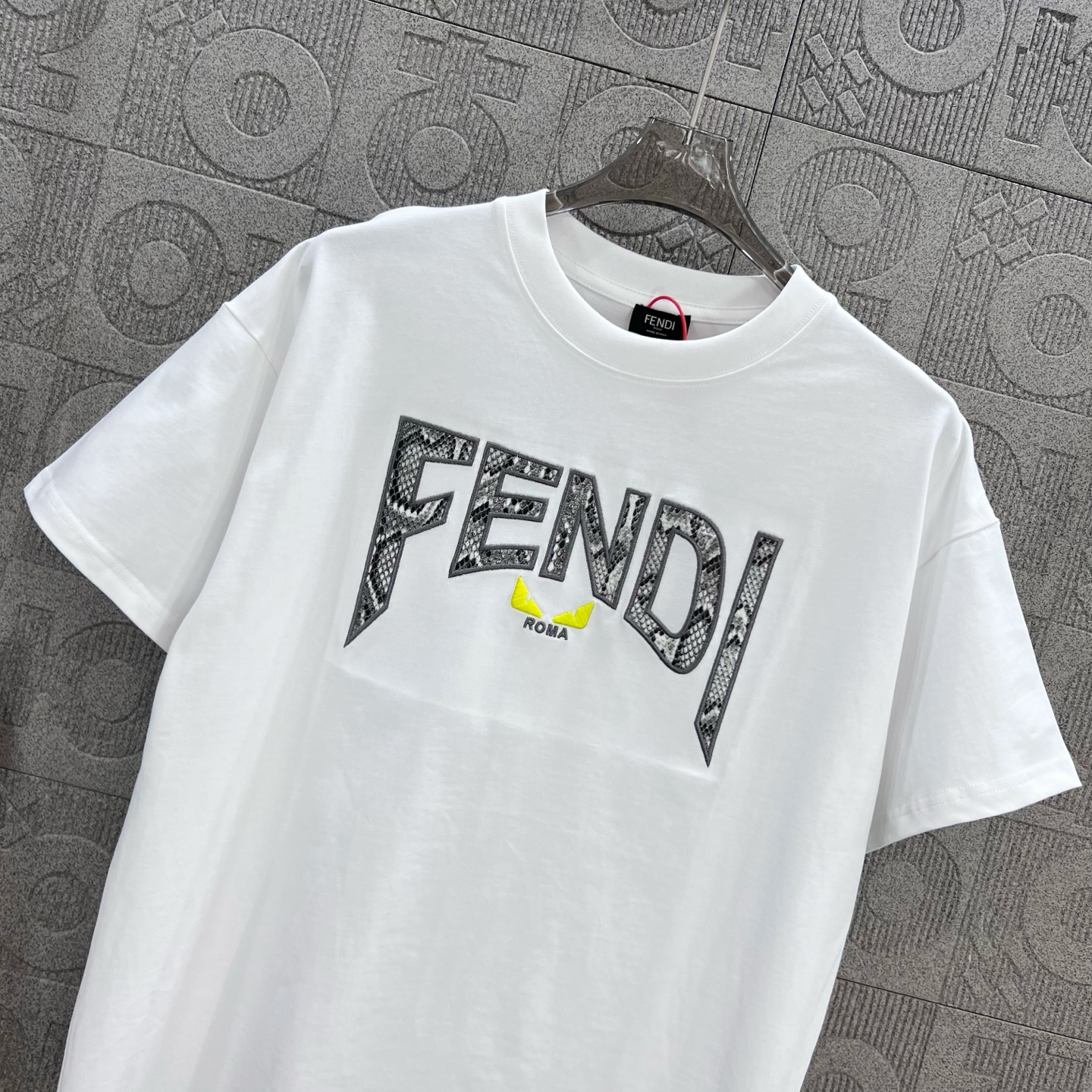    
FENDI 芬迪 双FF蛇纹拼布刺绣🪡
Logo标识精致升级，灵感源自八十年代复古
原版面料 官