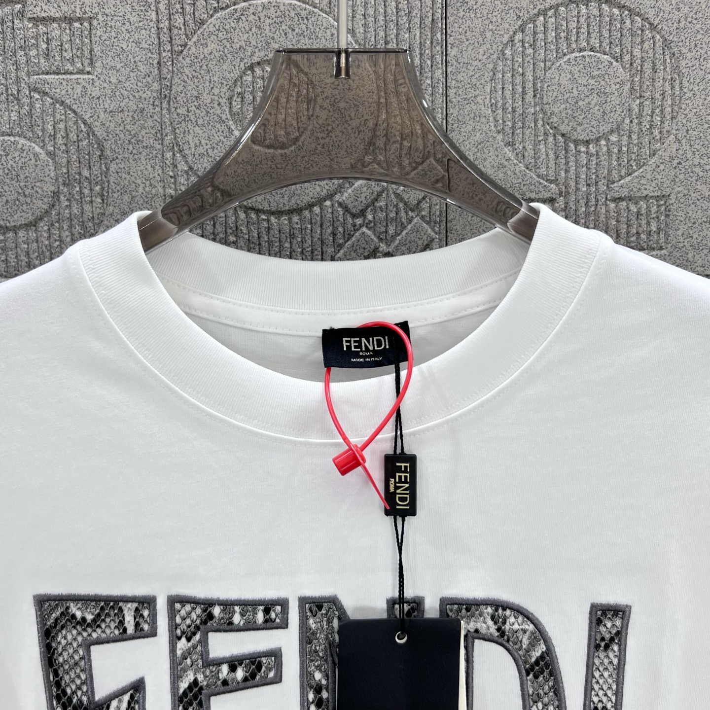    
FENDI 芬迪 双FF蛇纹拼布刺绣🪡
Logo标识精致升级，灵感源自八十年代复古
原版面料 官