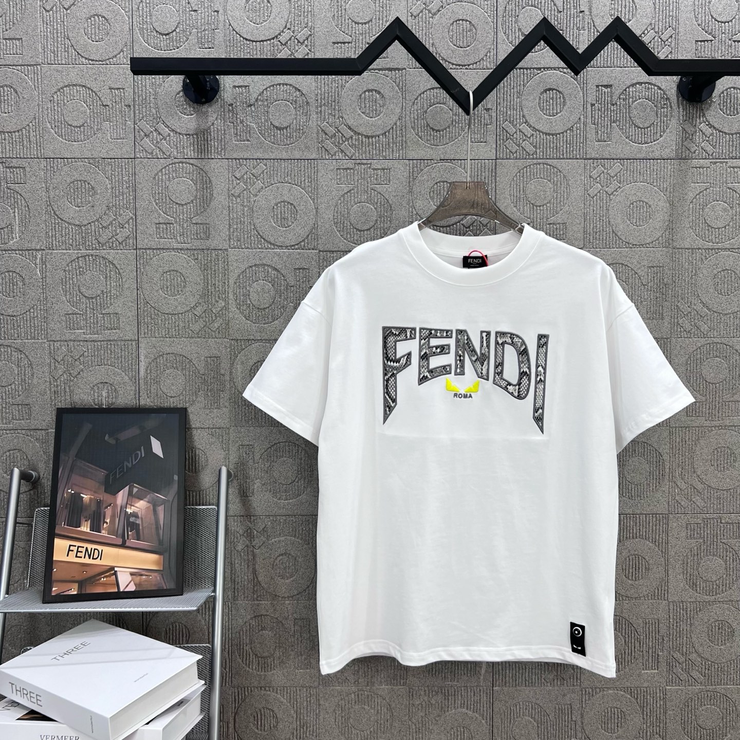    
FENDI 芬迪 双FF蛇纹拼布刺绣🪡
Logo标识精致升级，灵感源自八十年代复古
原版面料 官