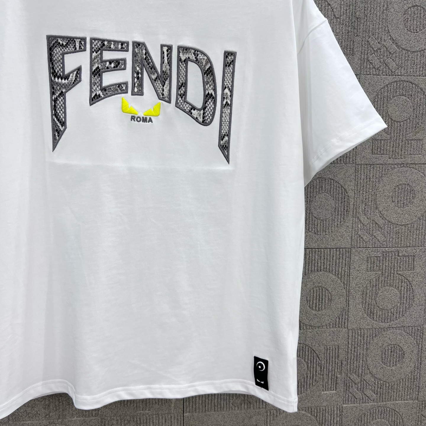    
FENDI 芬迪 双FF蛇纹拼布刺绣🪡
Logo标识精致升级，灵感源自八十年代复古
原版面料 官