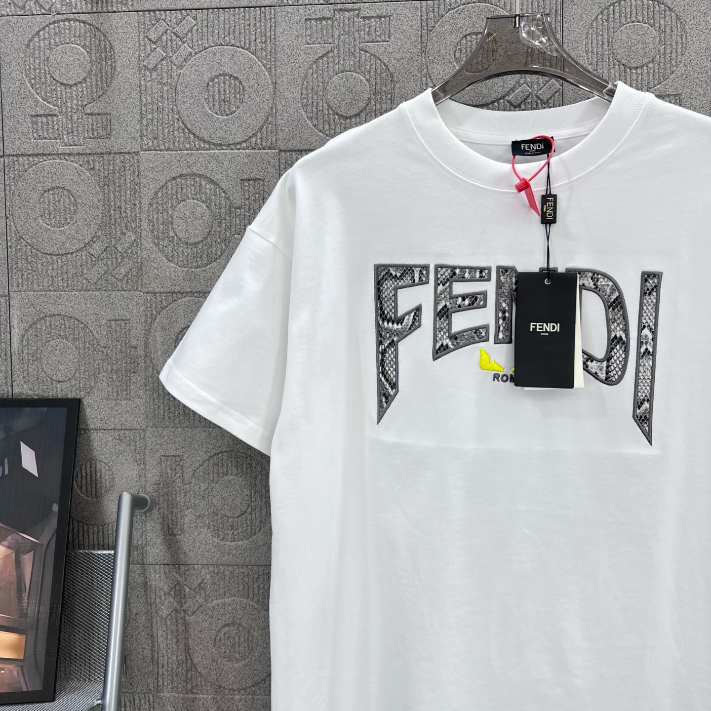    
FENDI 芬迪 双FF蛇纹拼布刺绣🪡
Logo标识精致升级，灵感源自八十年代复古
原版面料 官