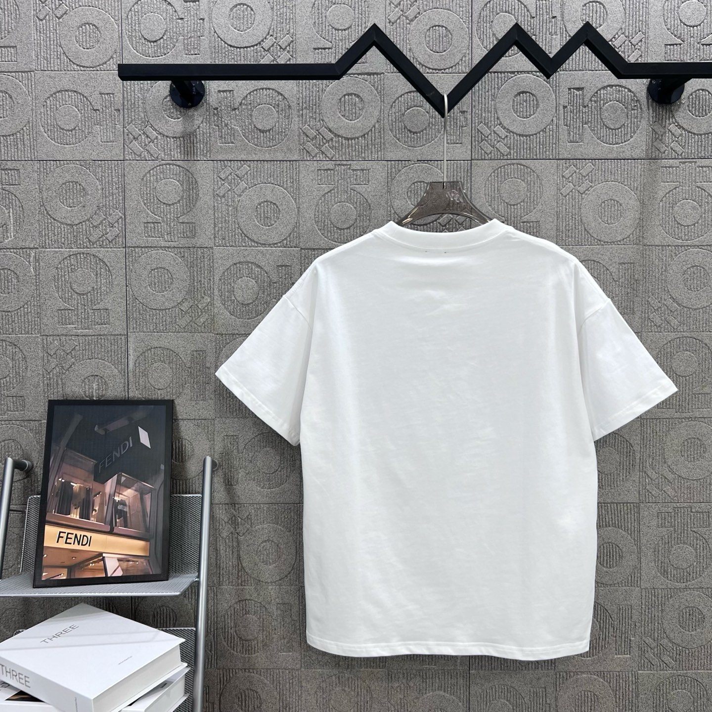    
FENDI 芬迪 双FF蛇纹拼布刺绣🪡
Logo标识精致升级，灵感源自八十年代复古
原版面料 官