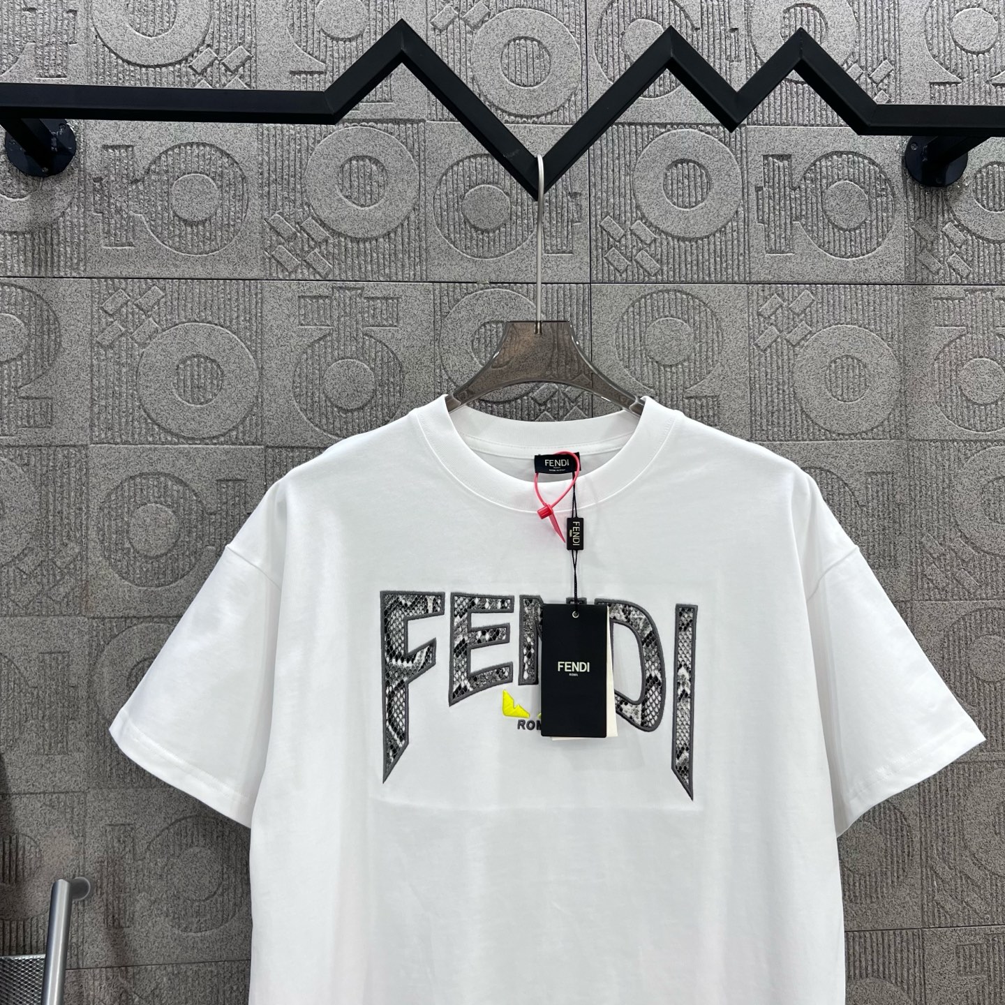    
FENDI 芬迪 双FF蛇纹拼布刺绣🪡
Logo标识精致升级，灵感源自八十年代复古
原版面料 官