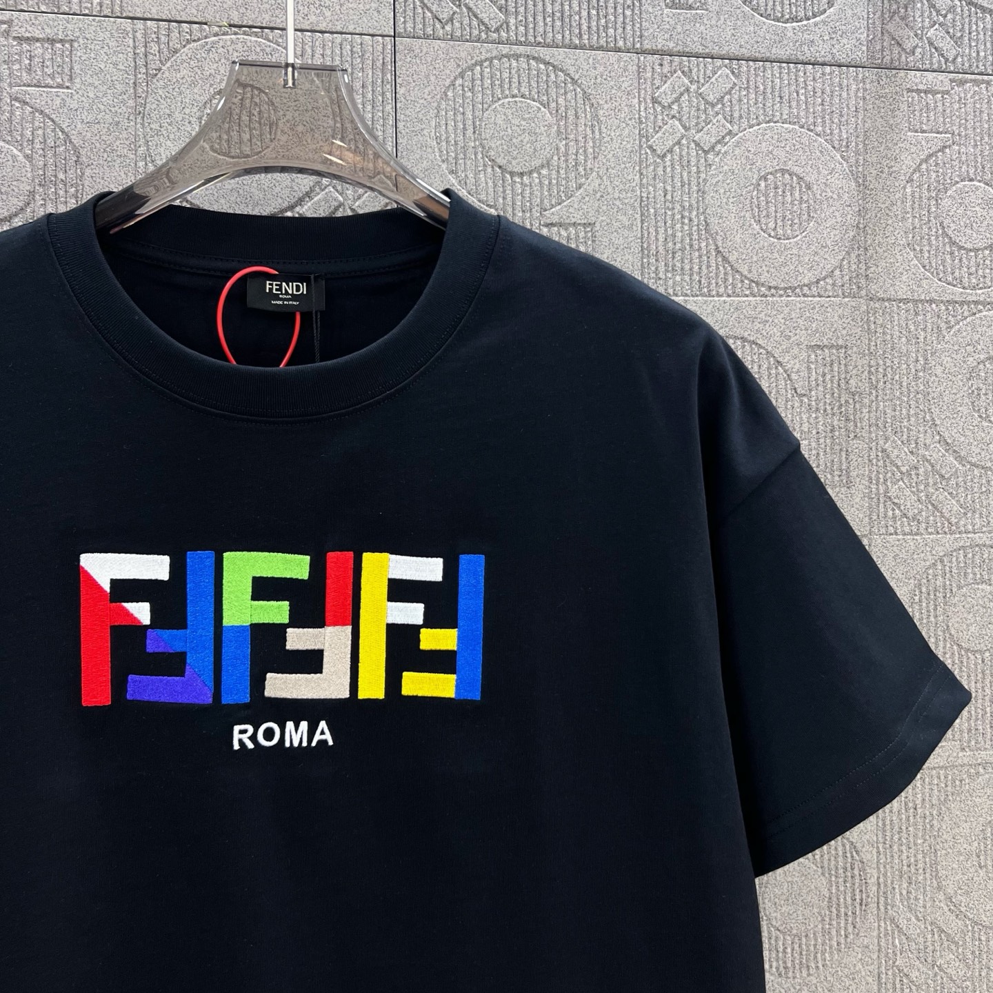  
FENDI 芬迪 双FF彩色字母刺绣
Logo标识精致升级，灵感源自八十年代复古
原版面料 官方同款