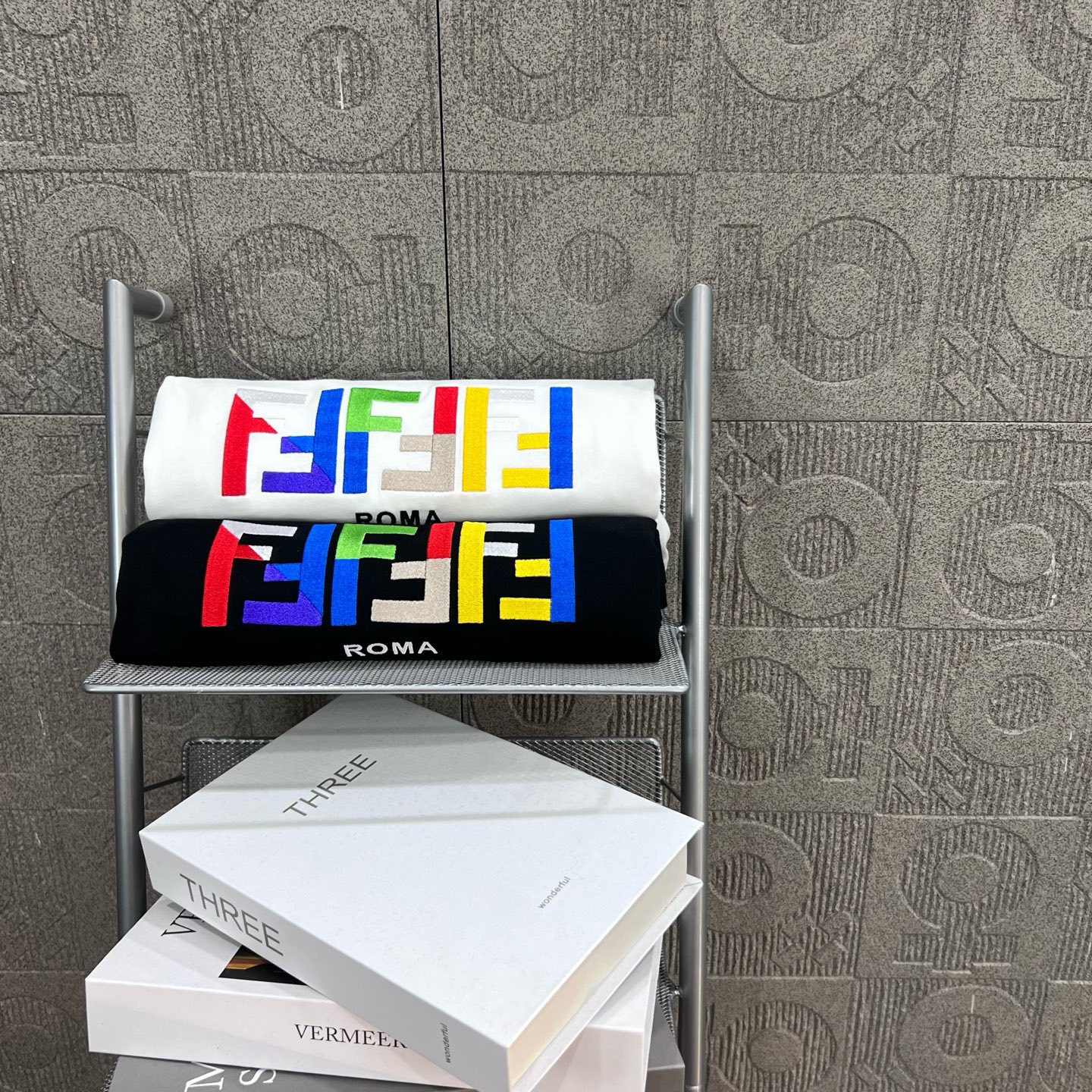  
FENDI 芬迪 双FF彩色字母刺绣
Logo标识精致升级，灵感源自八十年代复古
原版面料 官方同款