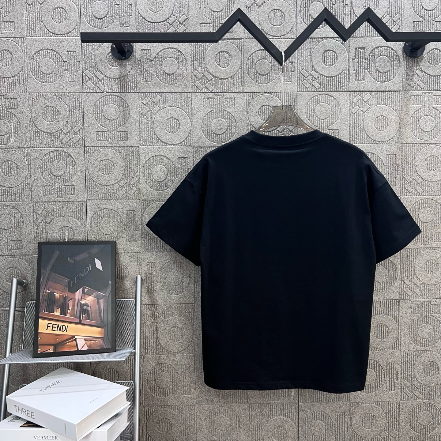  
FENDI 芬迪 双FF彩色字母刺绣
Logo标识精致升级，灵感源自八十年代复古
原版面料 官方同款