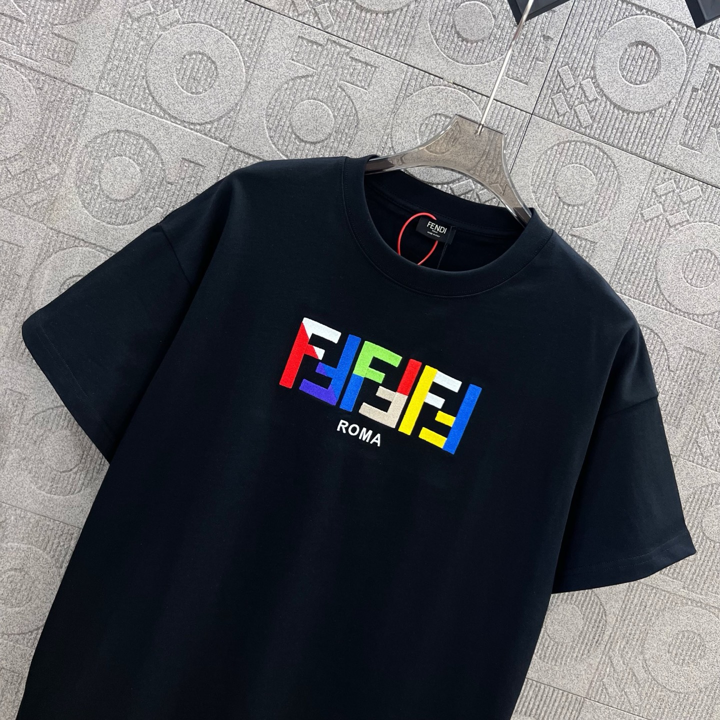  
FENDI 芬迪 双FF彩色字母刺绣
Logo标识精致升级，灵感源自八十年代复古
原版面料 官方同款