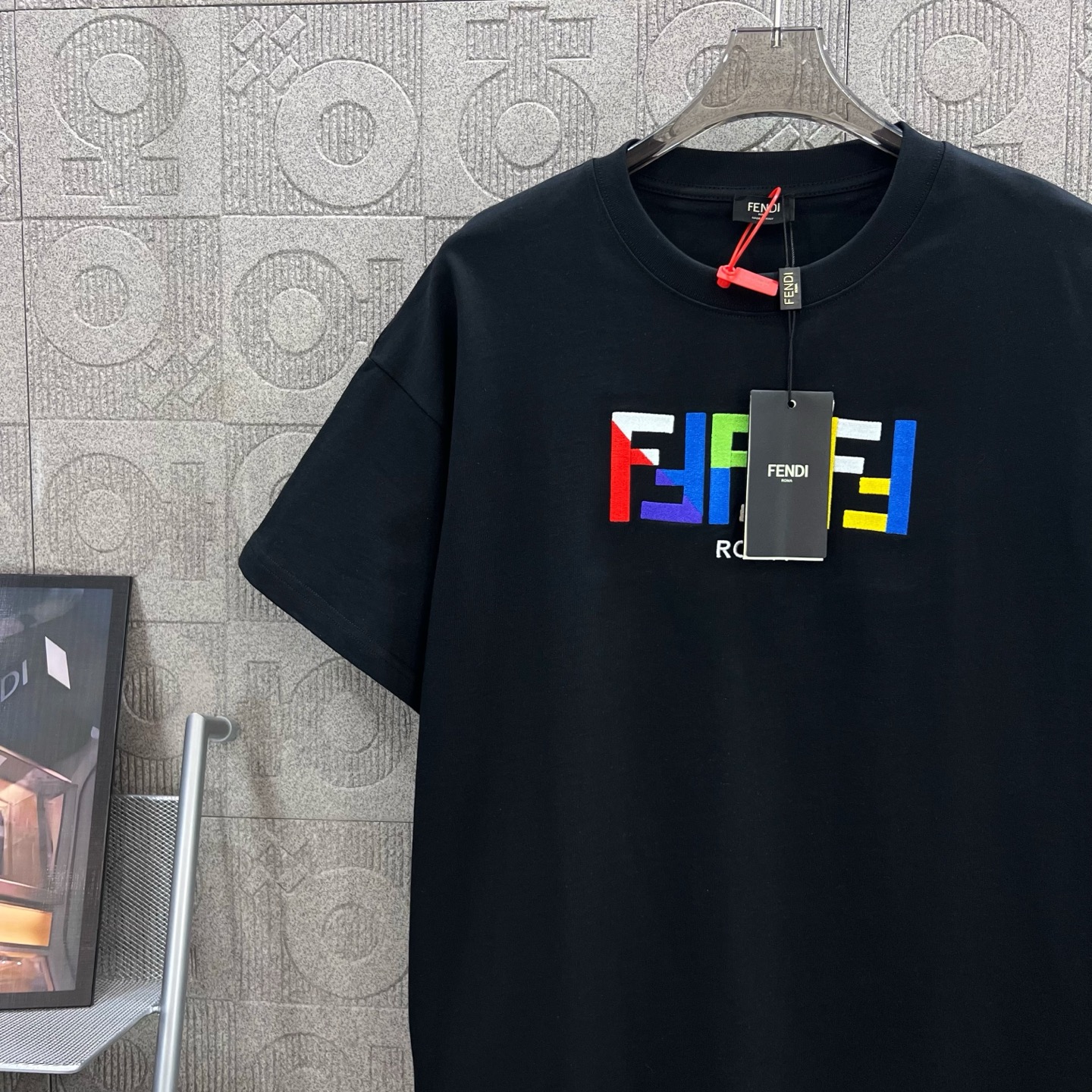  
FENDI 芬迪 双FF彩色字母刺绣
Logo标识精致升级，灵感源自八十年代复古
原版面料 官方同款