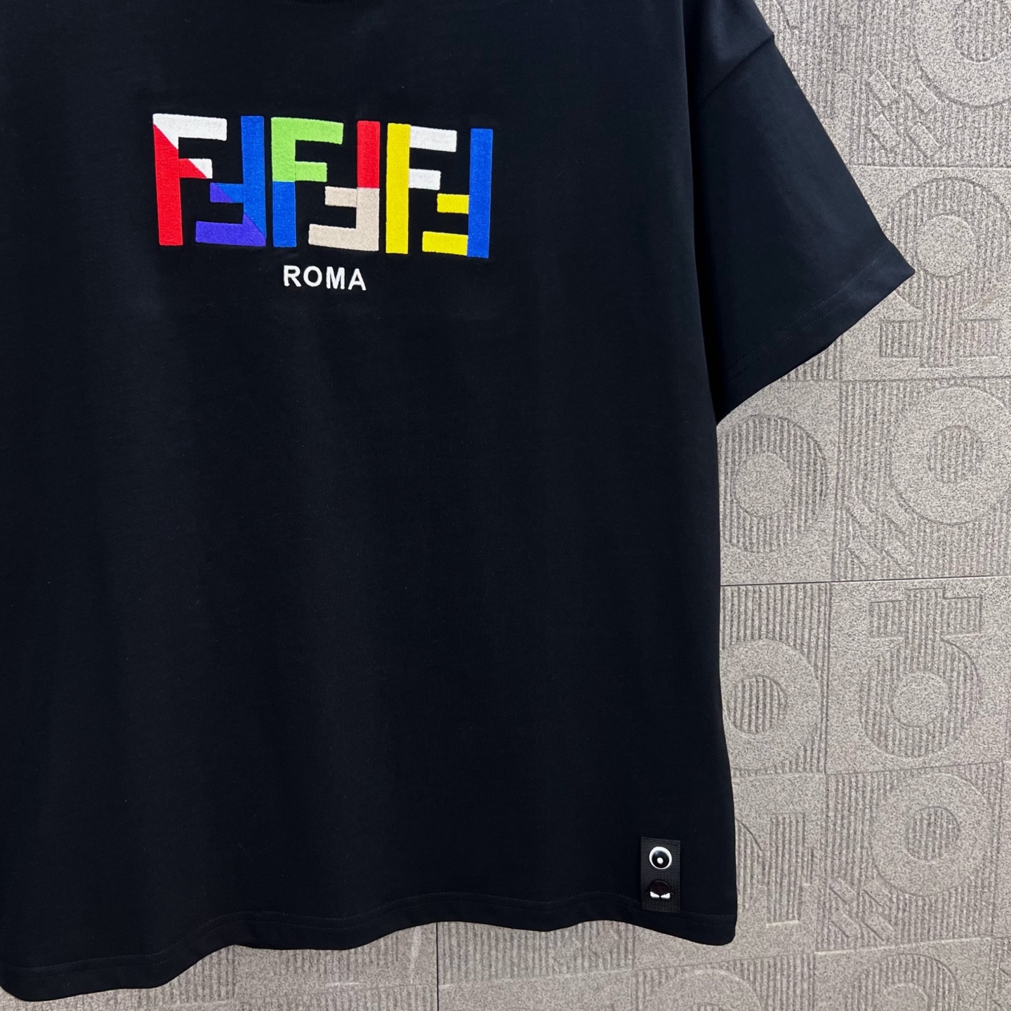  
FENDI 芬迪 双FF彩色字母刺绣
Logo标识精致升级，灵感源自八十年代复古
原版面料 官方同款